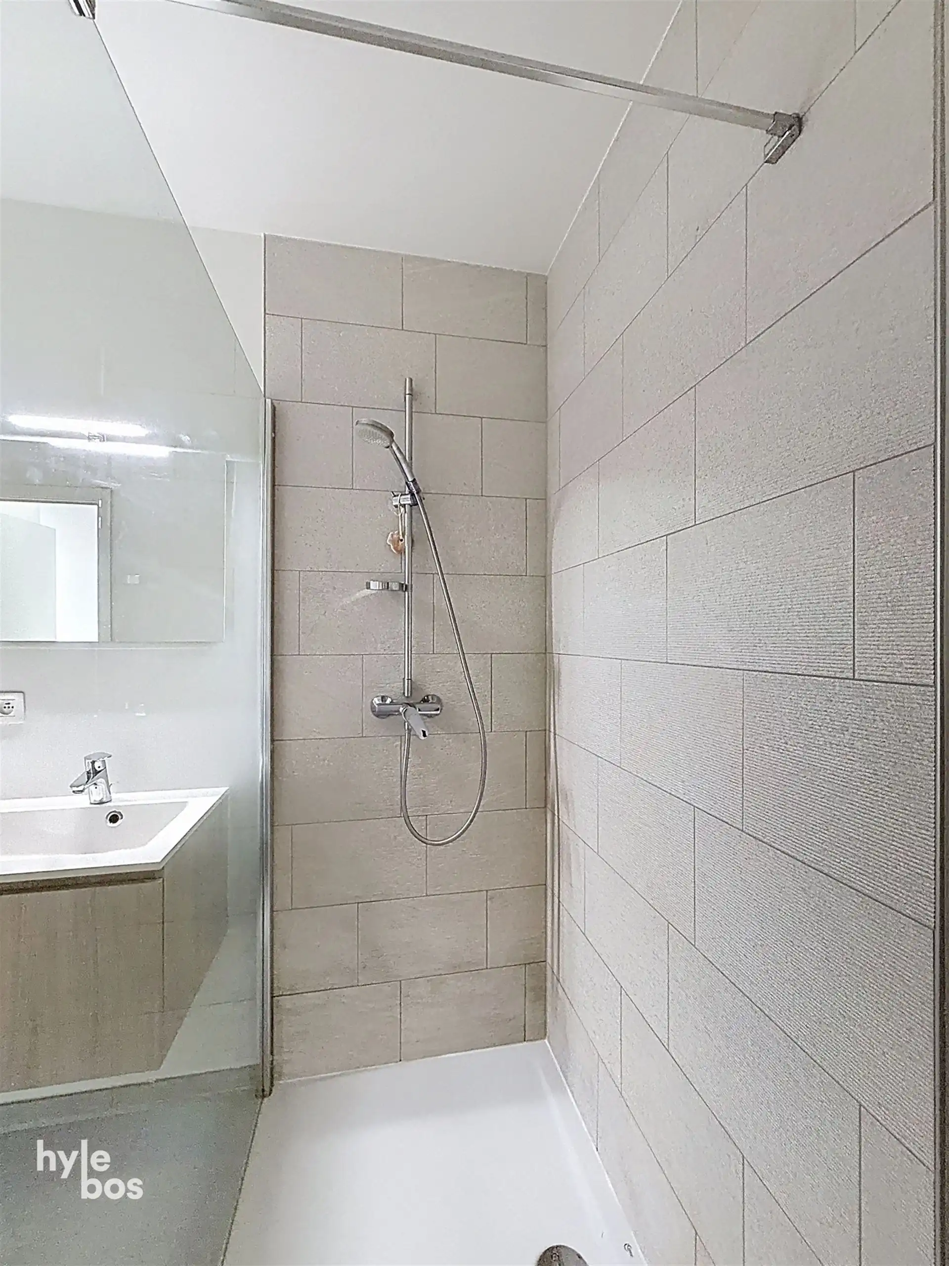 Modern gelijkvloers appartement met terras en parking foto 15