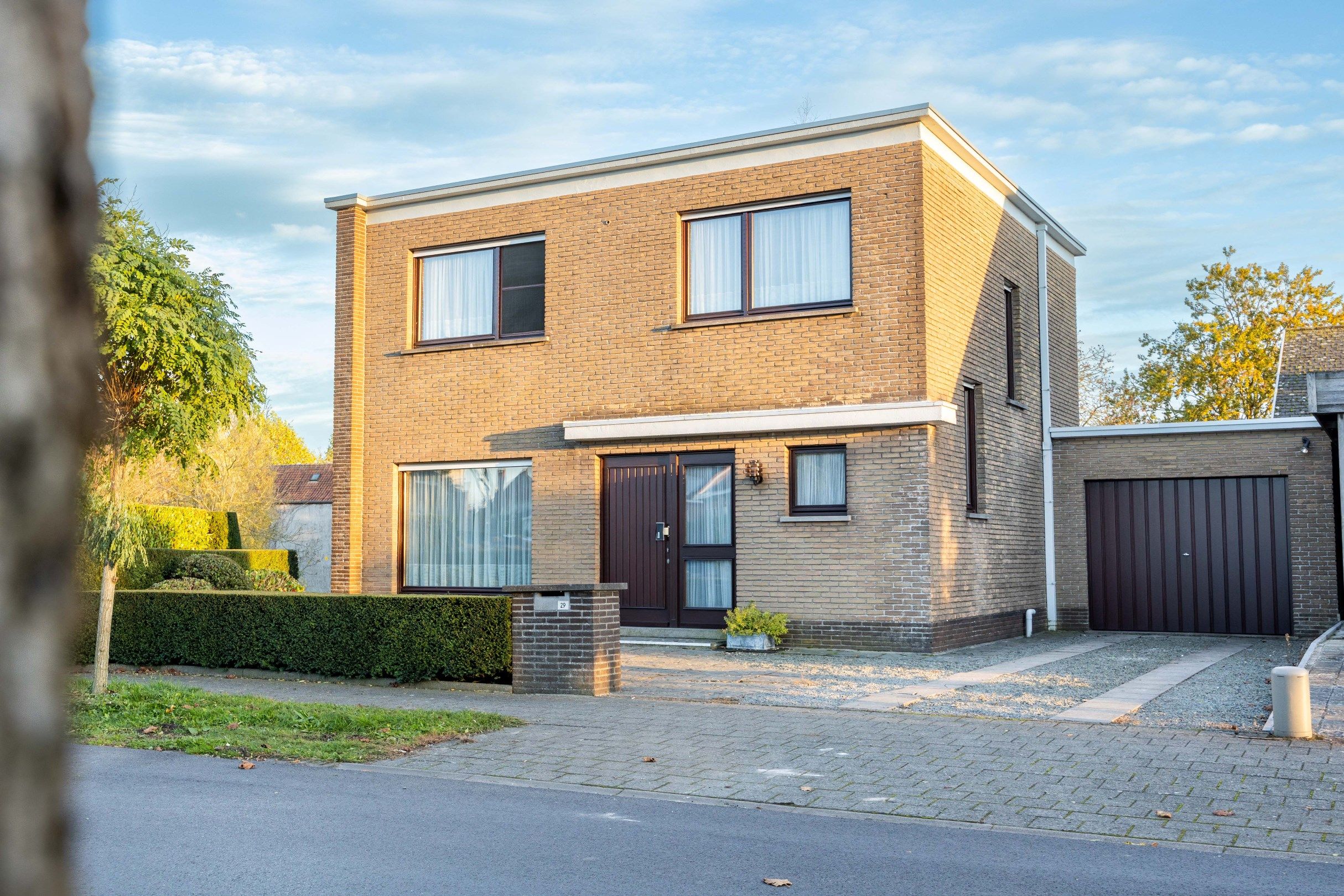 TE RENOVEREN ALLEENSTAANDE WONING MET GARAGE foto 1