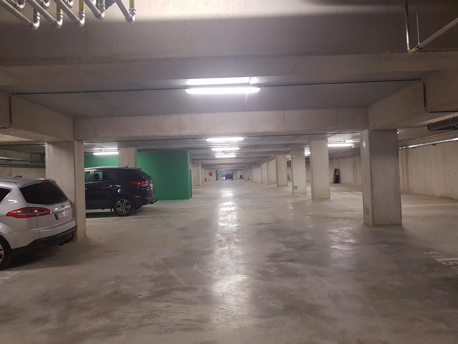 Prachtig twee-slaapkamerappartement mét parking en terras. foto 15
