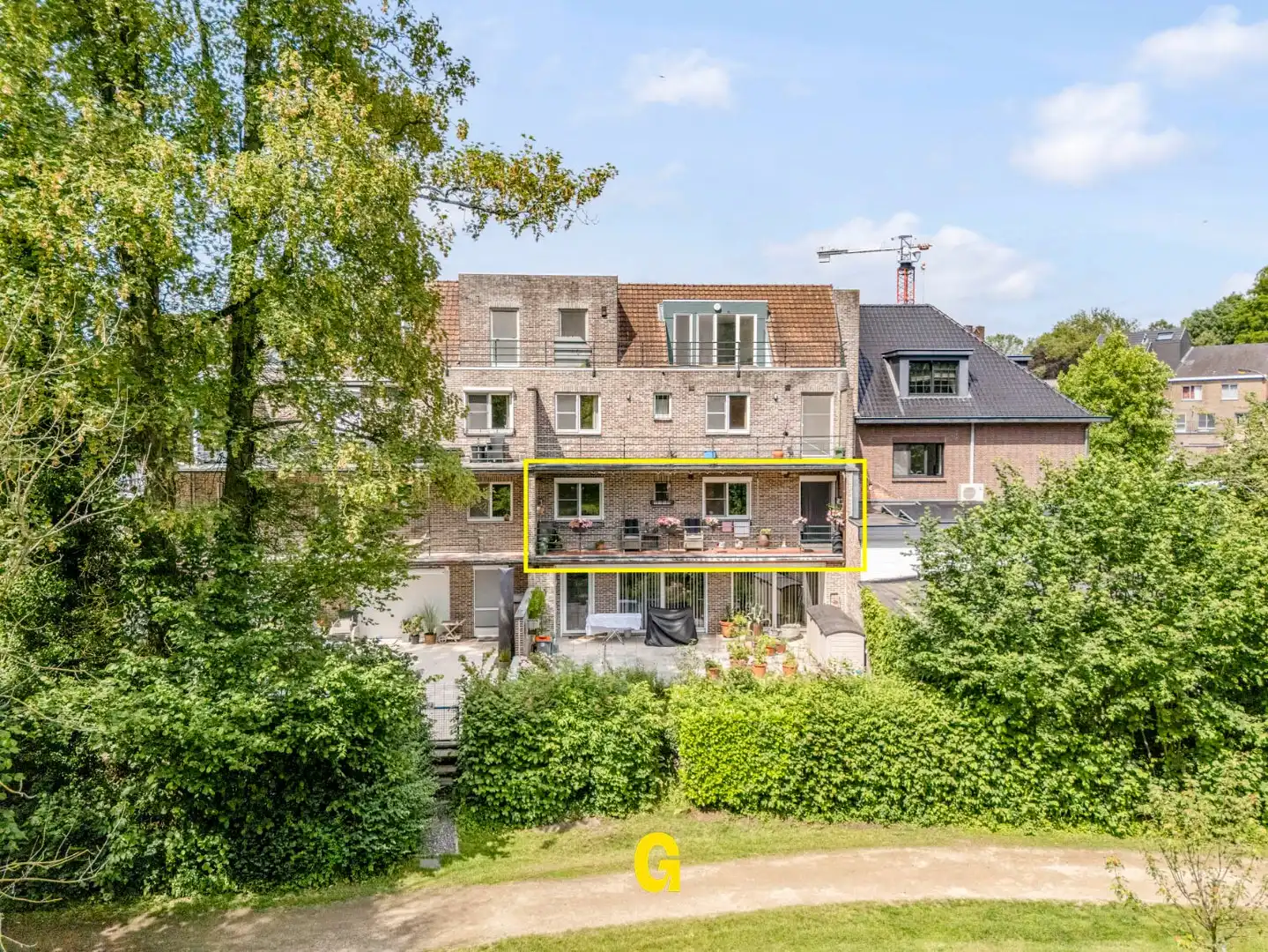 Uitstekend verzorgd 2-slaapkamer appartement in hartje Bilzen, met standplaats, kelderberging en terras met zicht op het Park van Haffmans foto 2