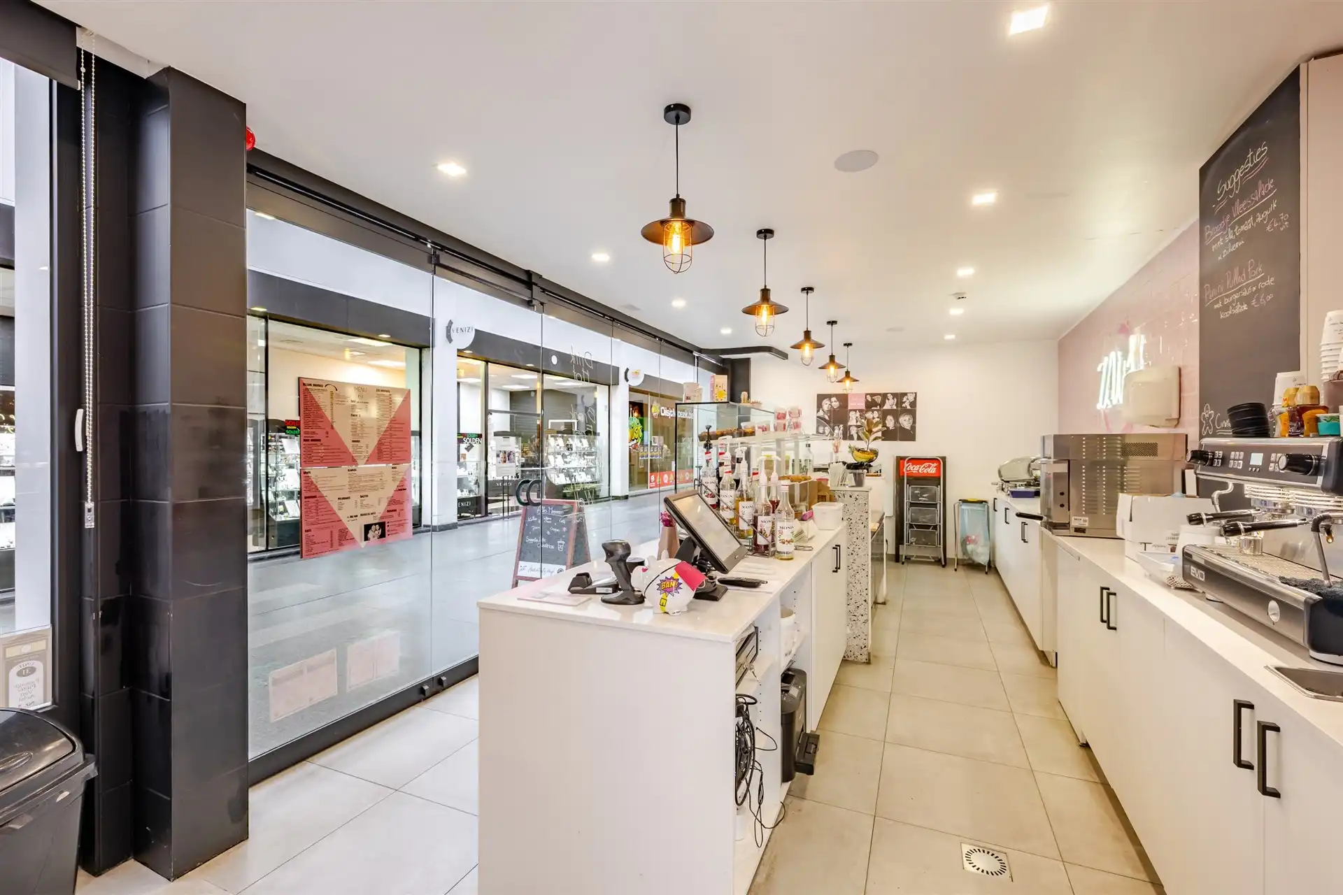 Overname: succesvolle broodjeszaak met topligging in het centrum foto 5