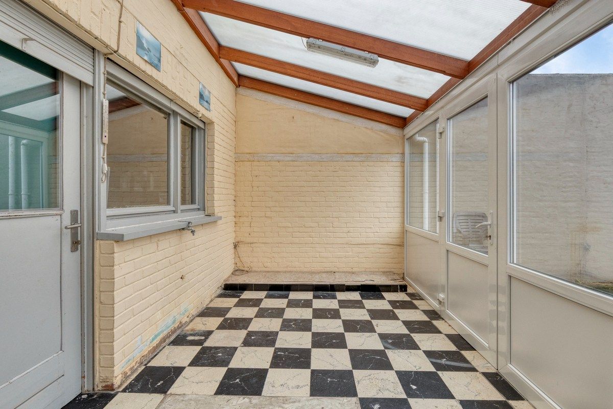 Te renoveren woning met 4 slaapkamers en garage! foto 7