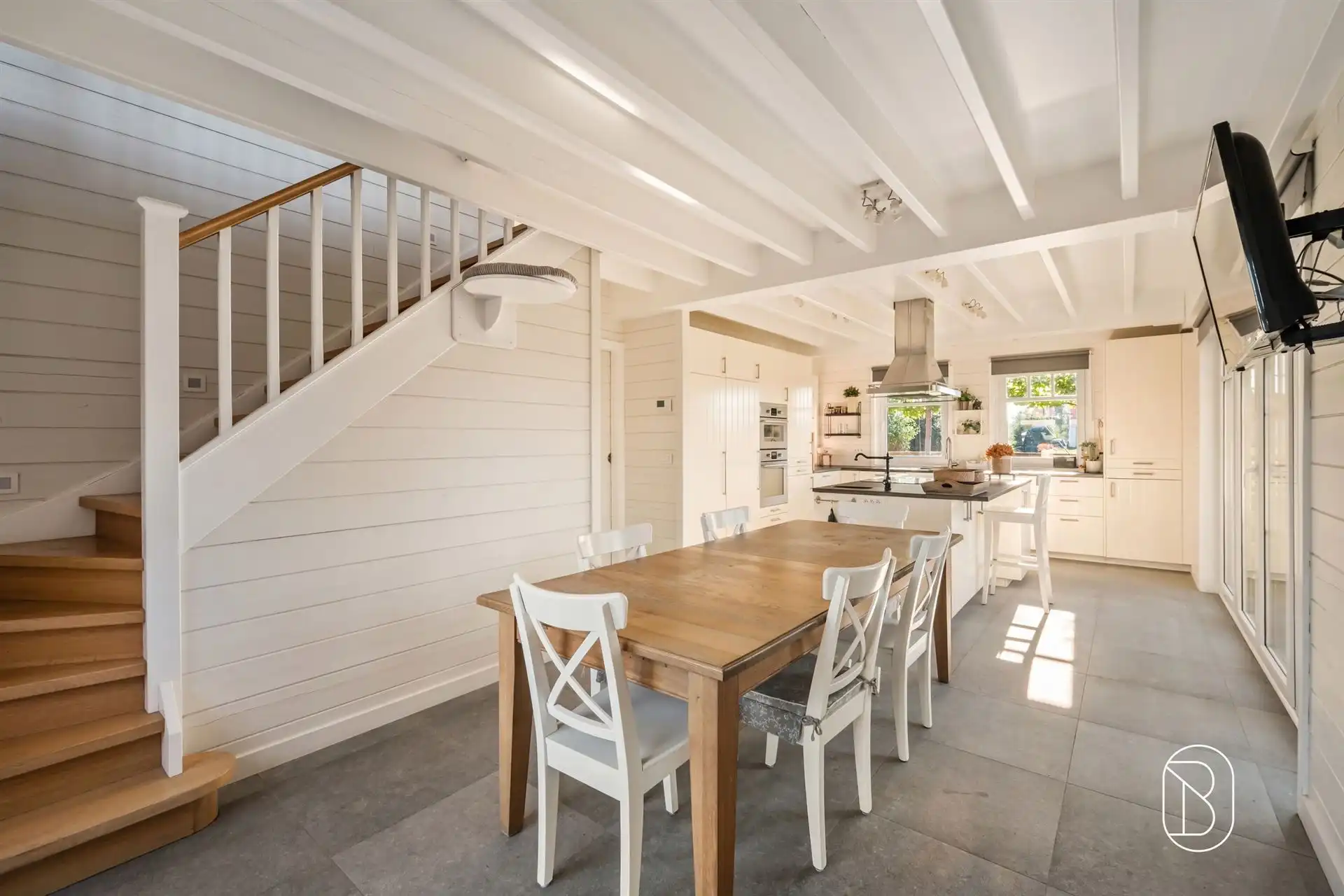 Recente woning met 2 loodsen en zwembad in Escanaffles foto 8