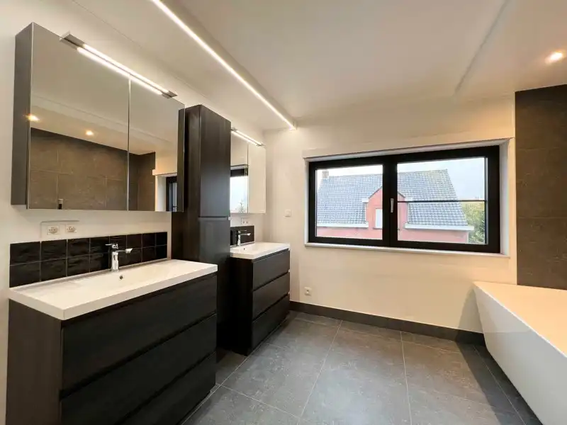 Gerenoveerde woning te huur met 4 slaapkamers te Vlamertinge! foto 9