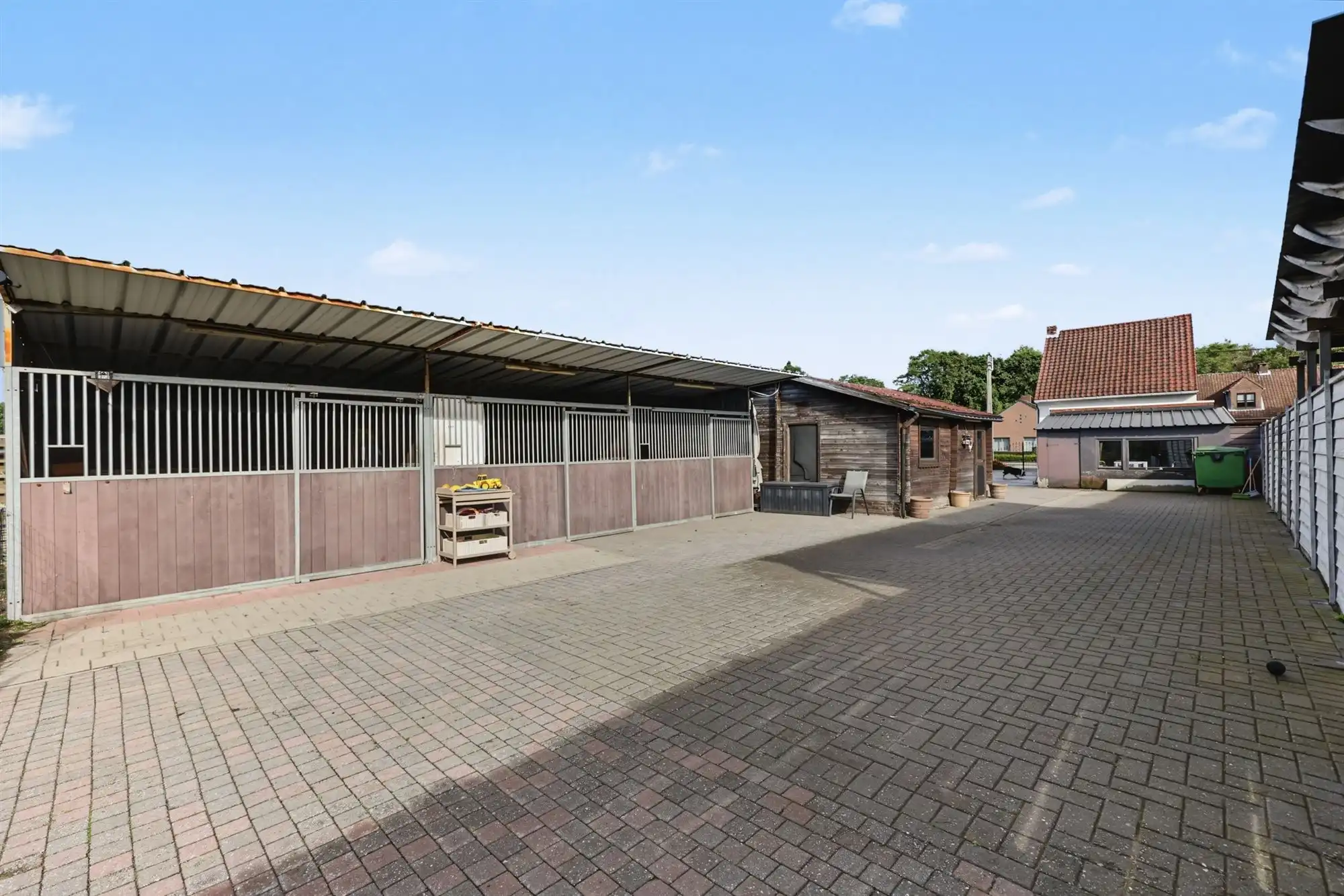 Instapklare woning op ruim perceel met paardenstallen foto 22
