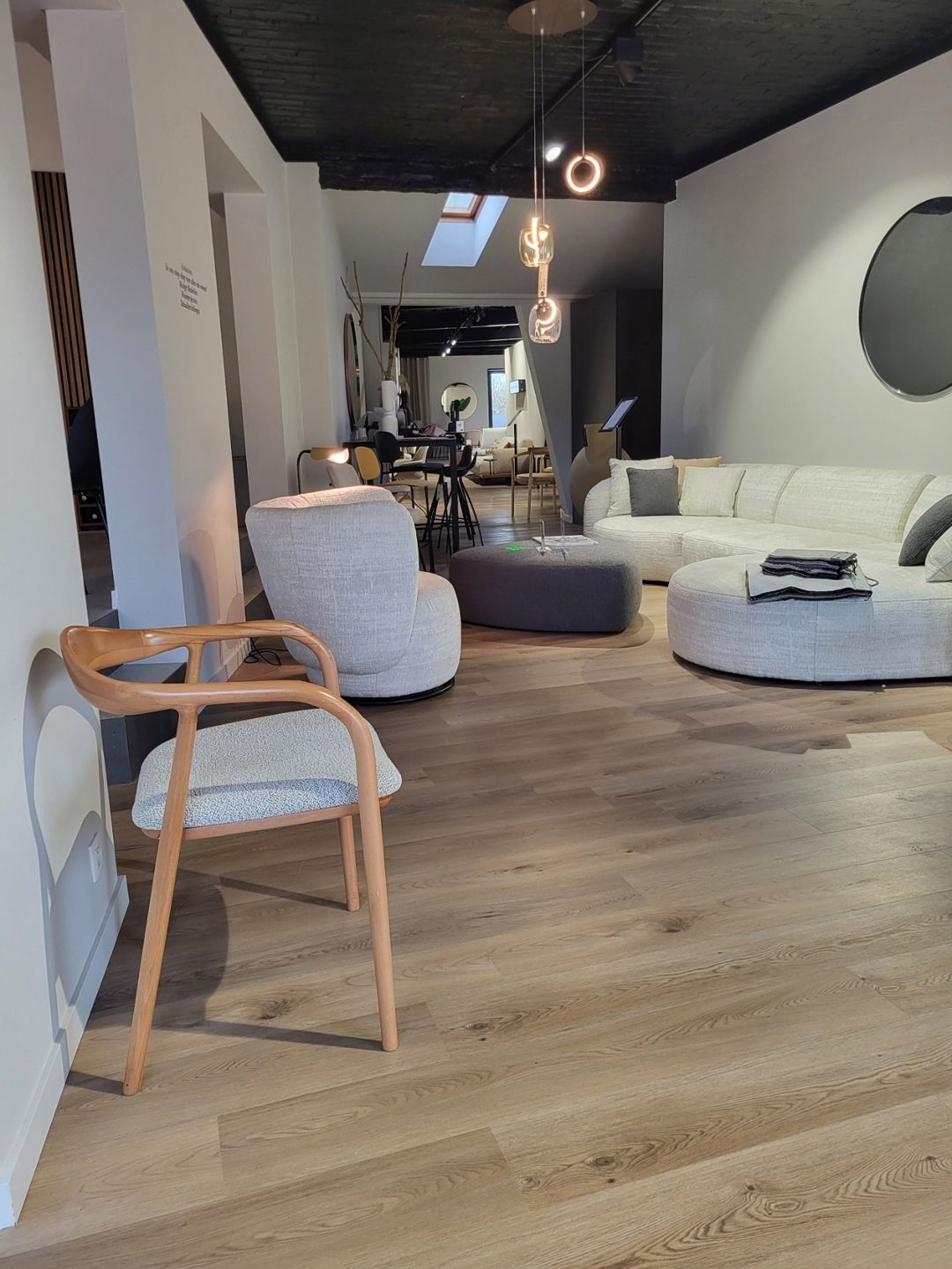 TE HUUR - WINKEL MET SHOWROOM EN MAGAZIJN IN HASSELT foto 8