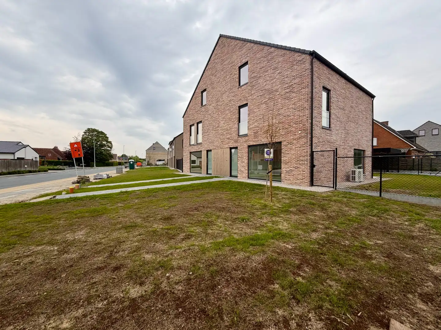 Uitzonderlijk ruime halfopen woning! foto 2