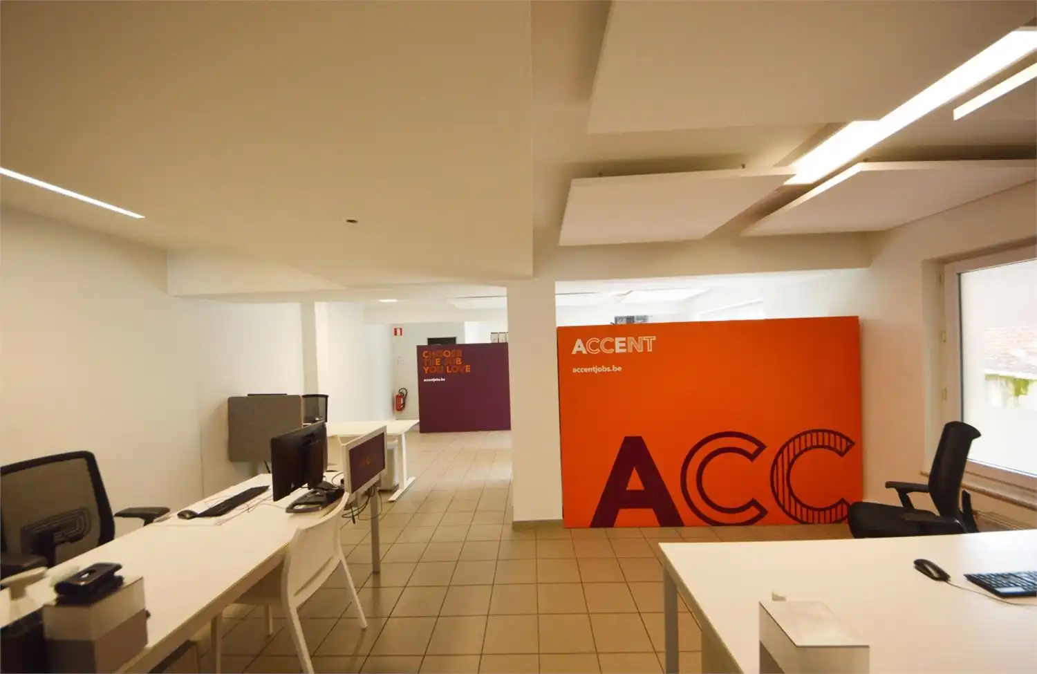 INSTAPKLAAR GELIJKVLOERS INCL. 3 PRIVE PARKINGS NABIJ E40 EN PARKLAAN foto 14