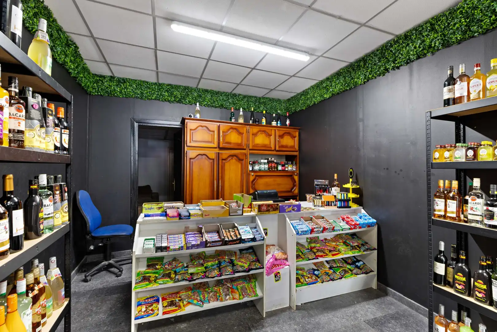 Interessante opbrengsteigendom met handelsgelijkvloers en duplexappartement in hartje Izegem foto 4