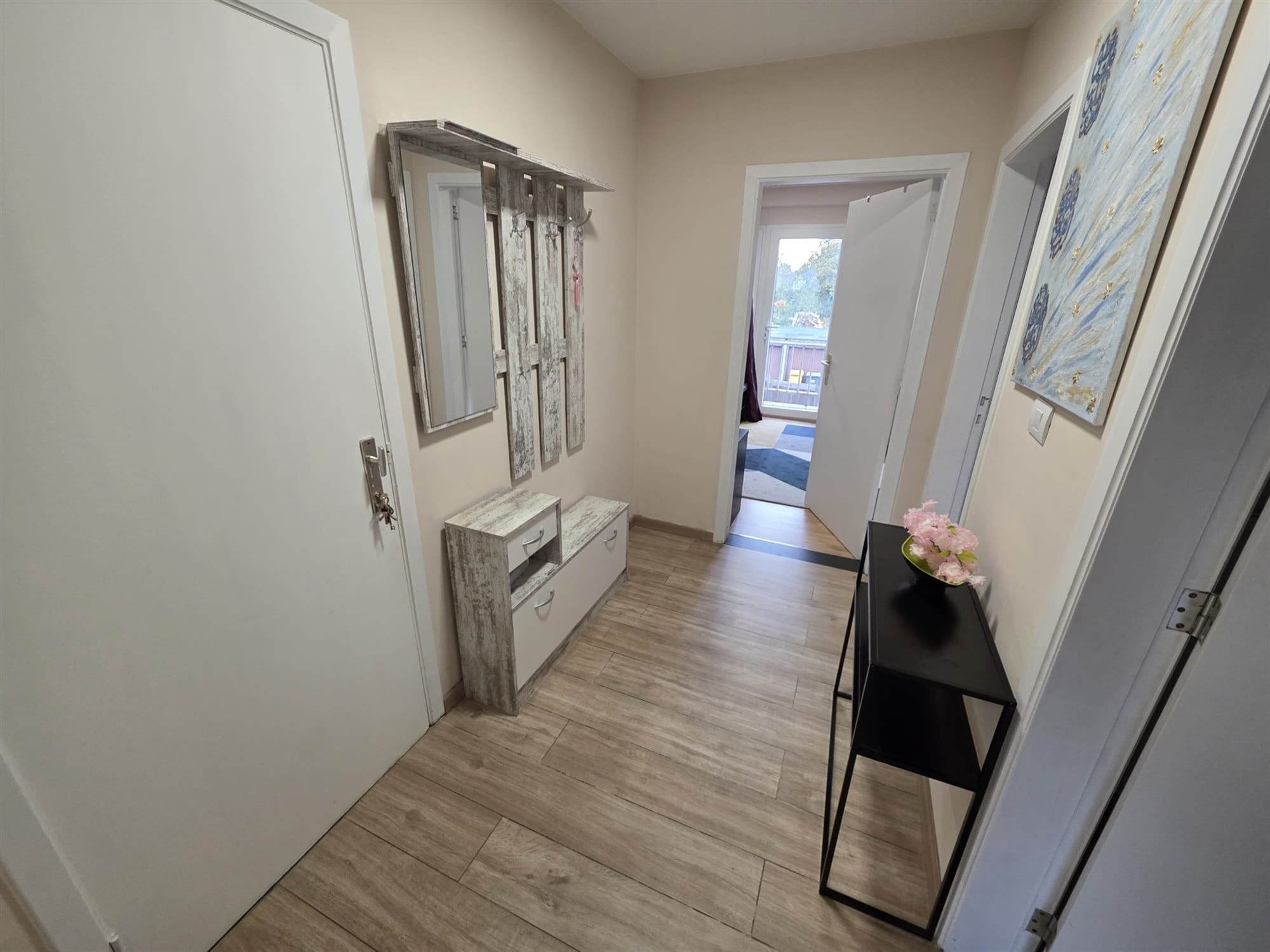 Instapklaar 2-slaapkamer appartement met terras en garage foto 4