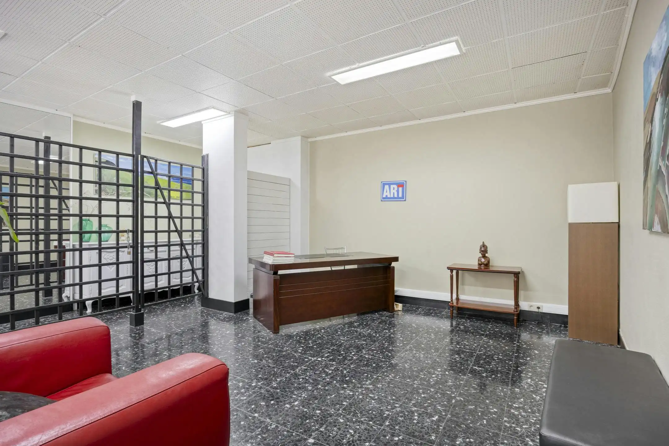 Uniek handelshuis met ruime garage in het hartje Borgloon foto 2