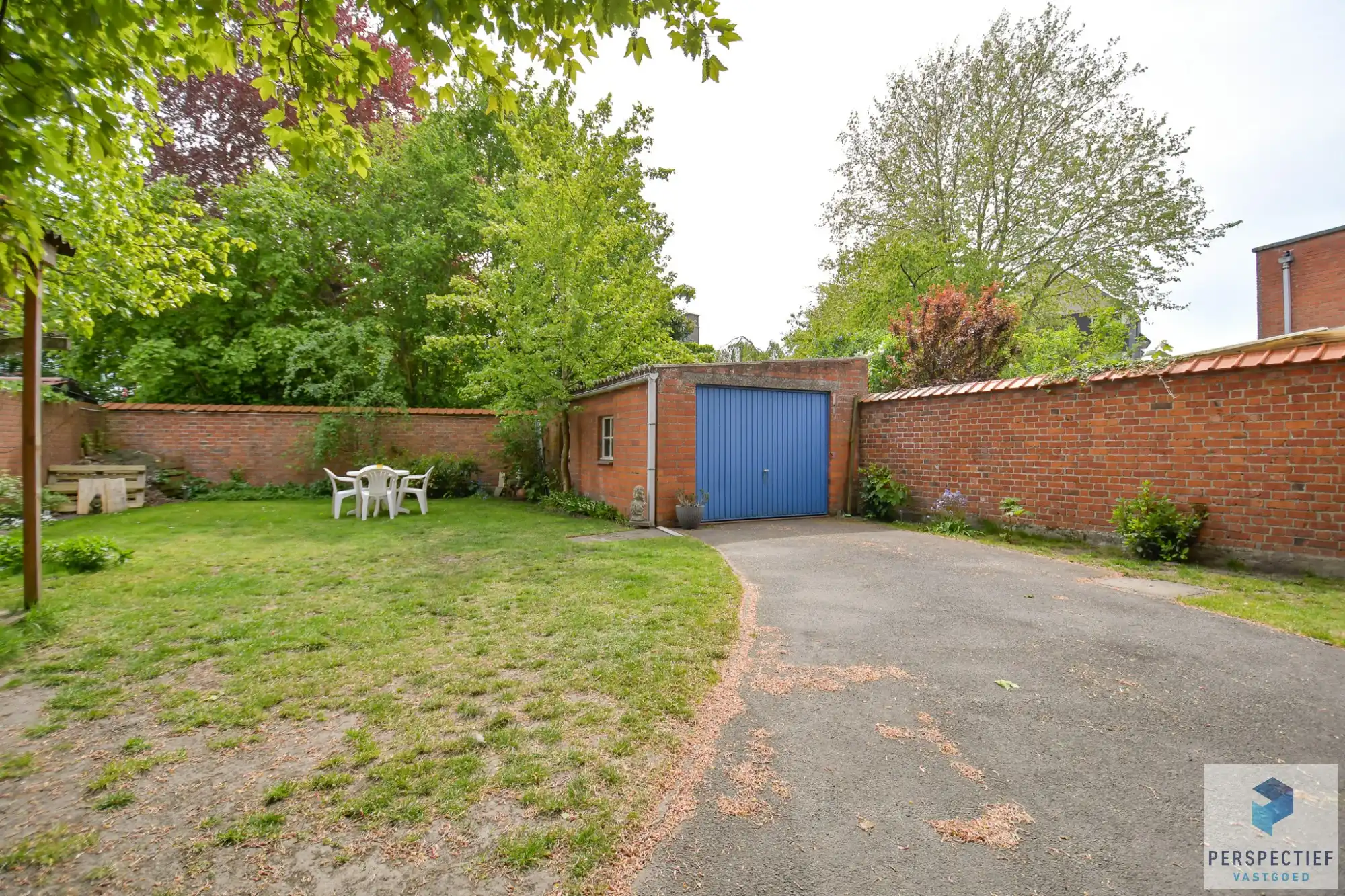 Ruime halfopen bebouwing met tuin en garage in het centrum van Oedelem foto 3