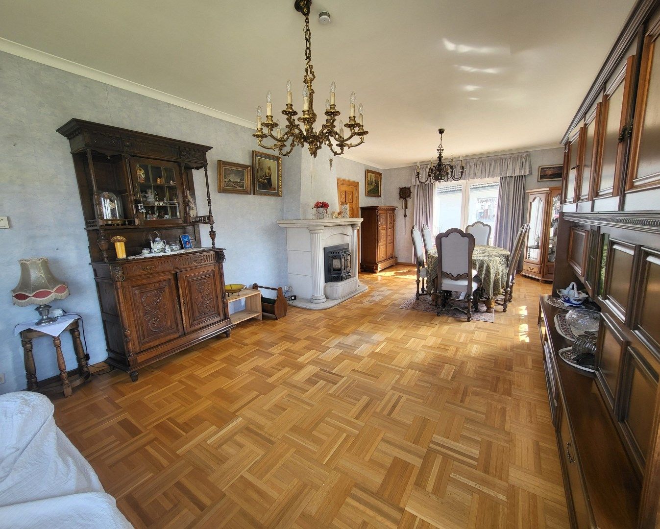 Statig gluurt deze villa naar haar omgeving... foto 4
