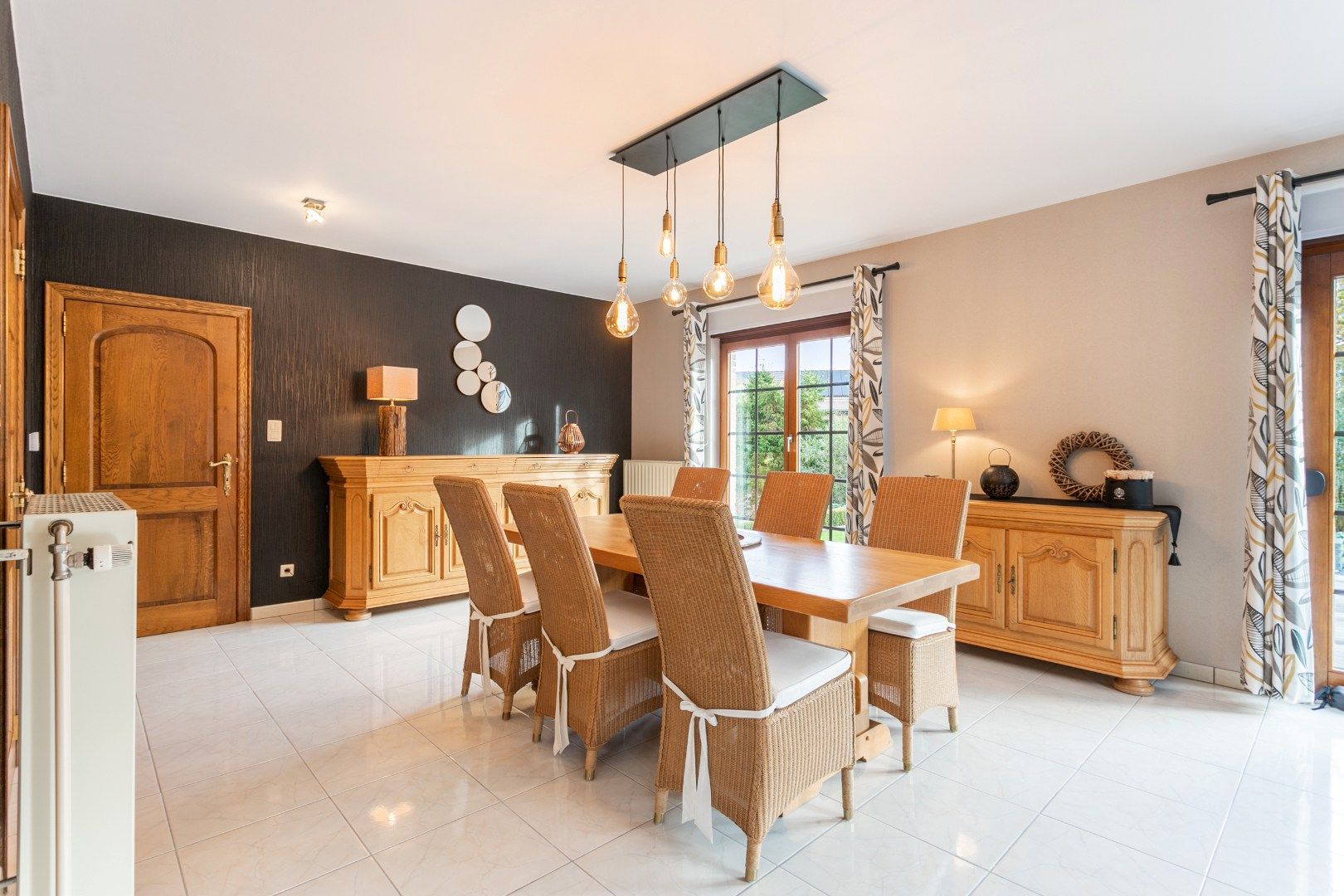 Charmante instapklare woning met 3 SLPKS, tuin & garage foto 8