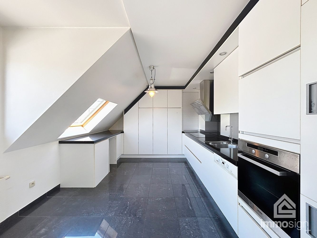Ruim appartement met twee slaapkamers én twee terrassen te Hamont! foto 2