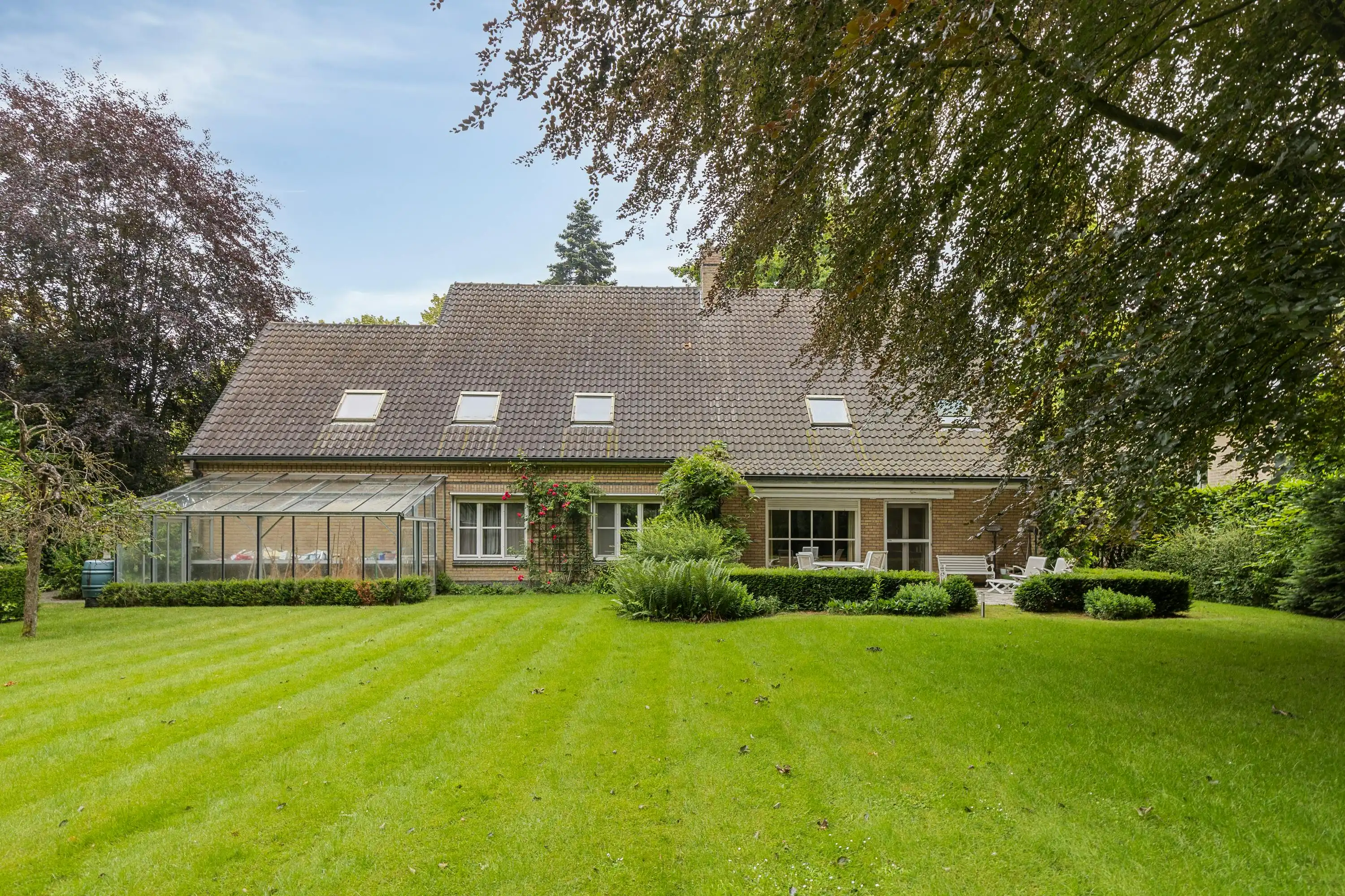 Hoofdfoto van de publicatie: Ruime karaktervolle villa in het Lindenpark te Deurle