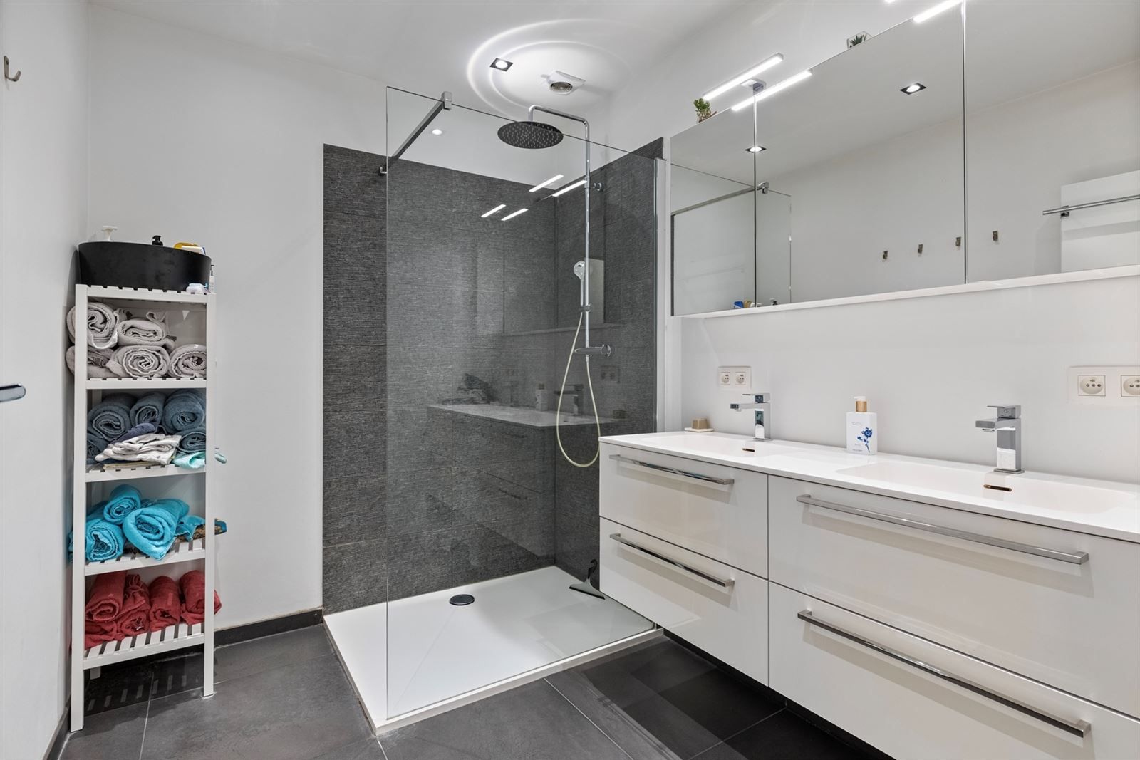 Modern gerenoveerd 2 slaapkamer appart. foto 13