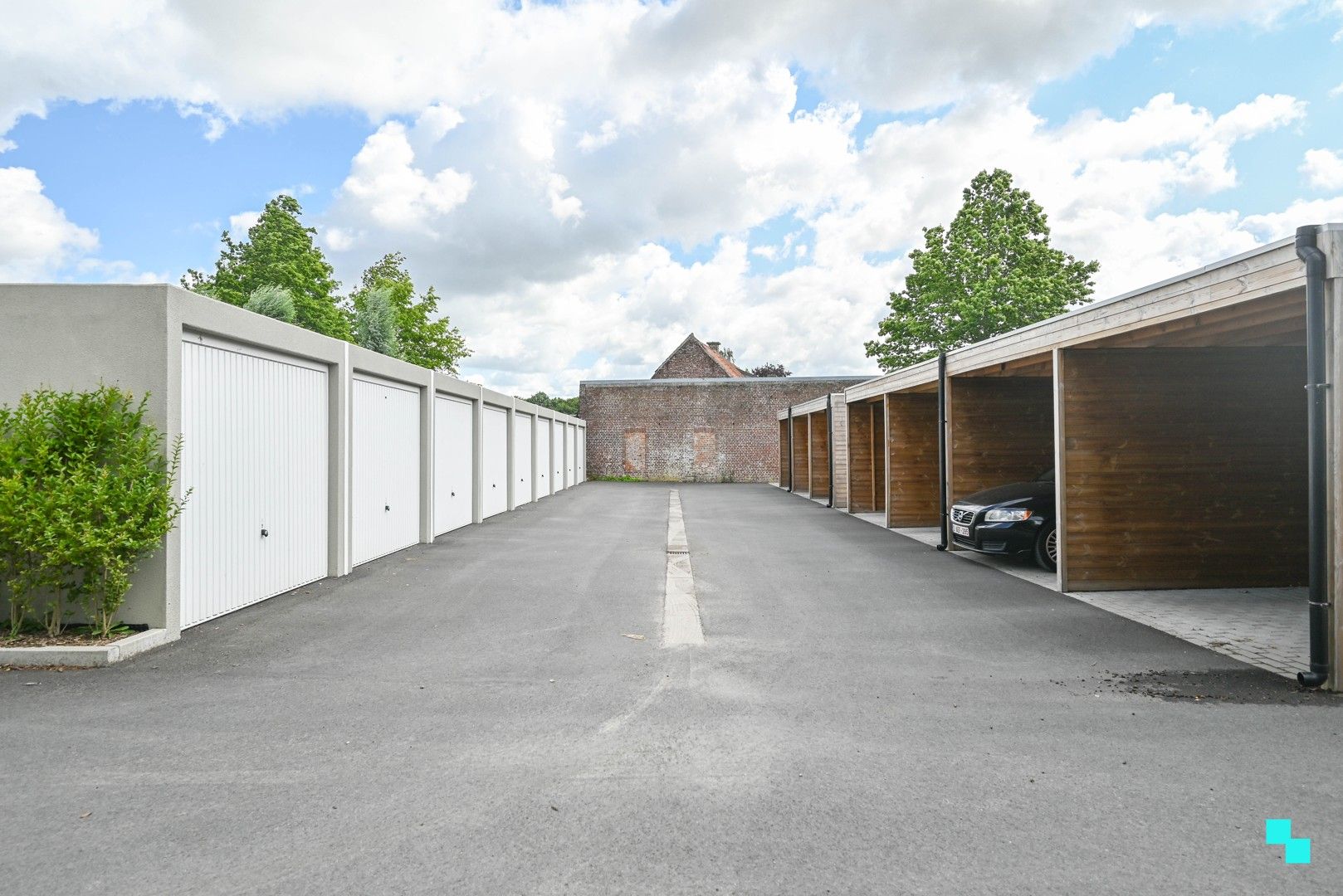 Strategisch gelegen, afgesloten garagebox in Beveren-Leie foto {{pictureIndex}}