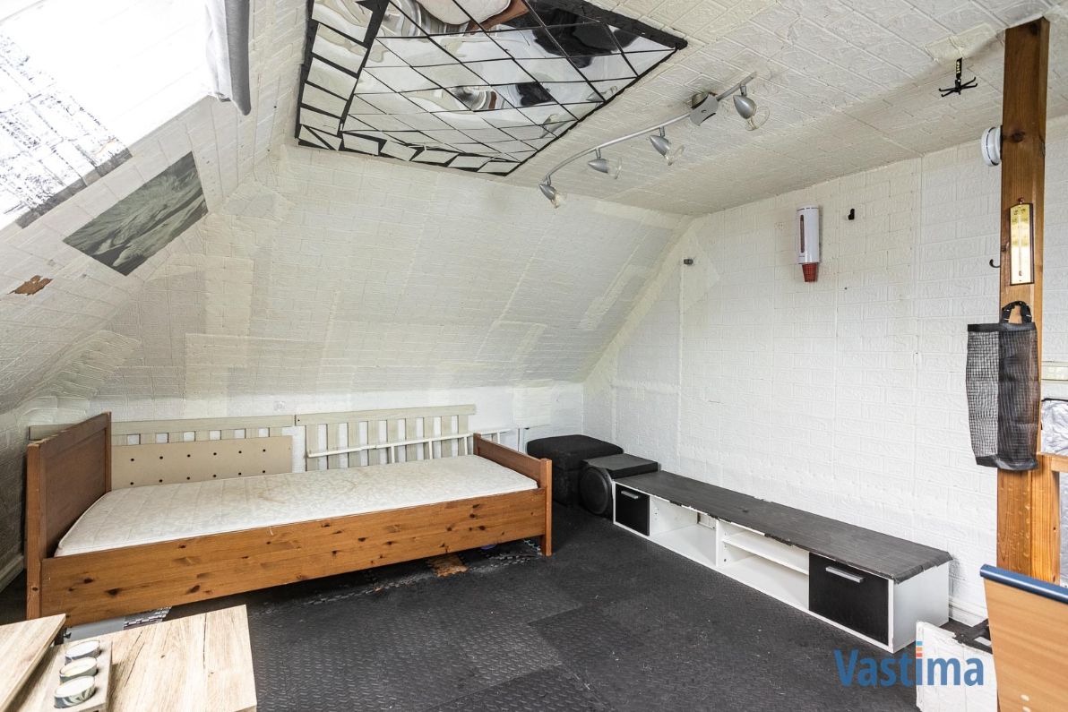 Stadswoning met zonnepanelen en tuin foto 18