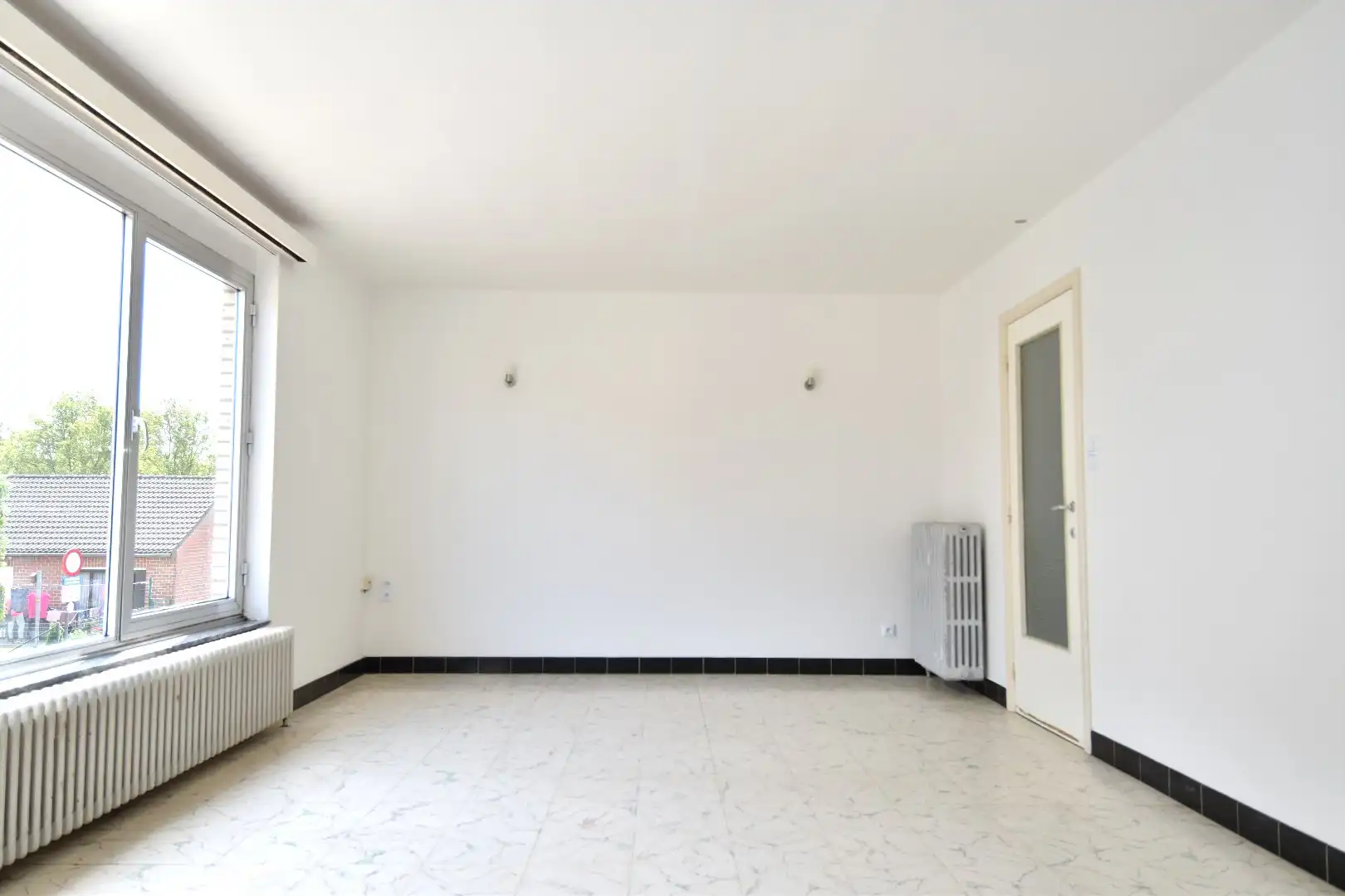 Verzorgde bel-etage met 3 garages op toplocatie te koop in Gullegem foto 3