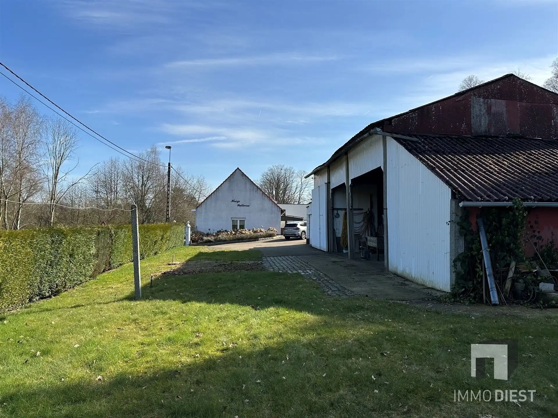 Woning met grote garage en stalling foto 36