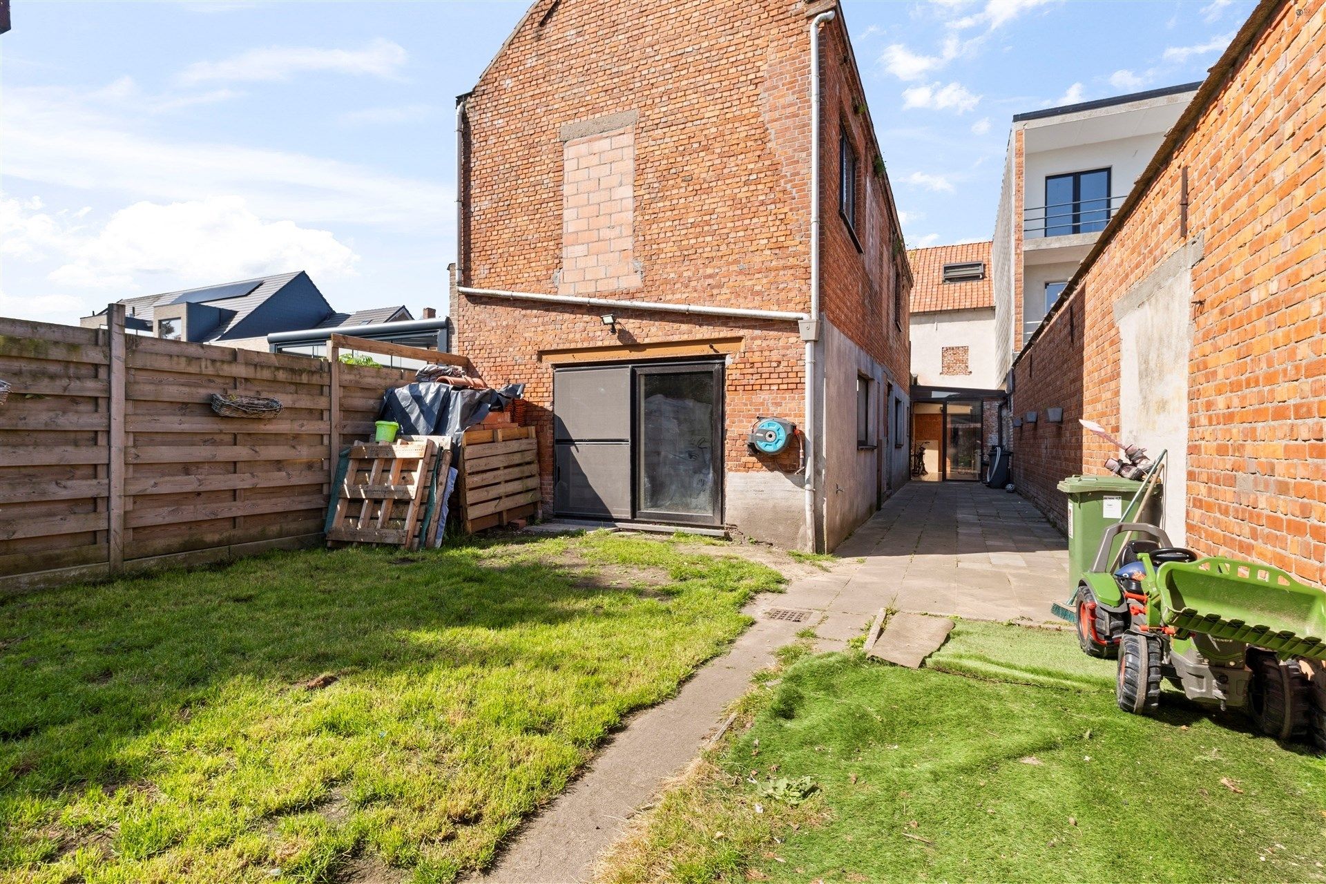 Deels gerenoveerde rijwoning te centrum Stekene foto 19