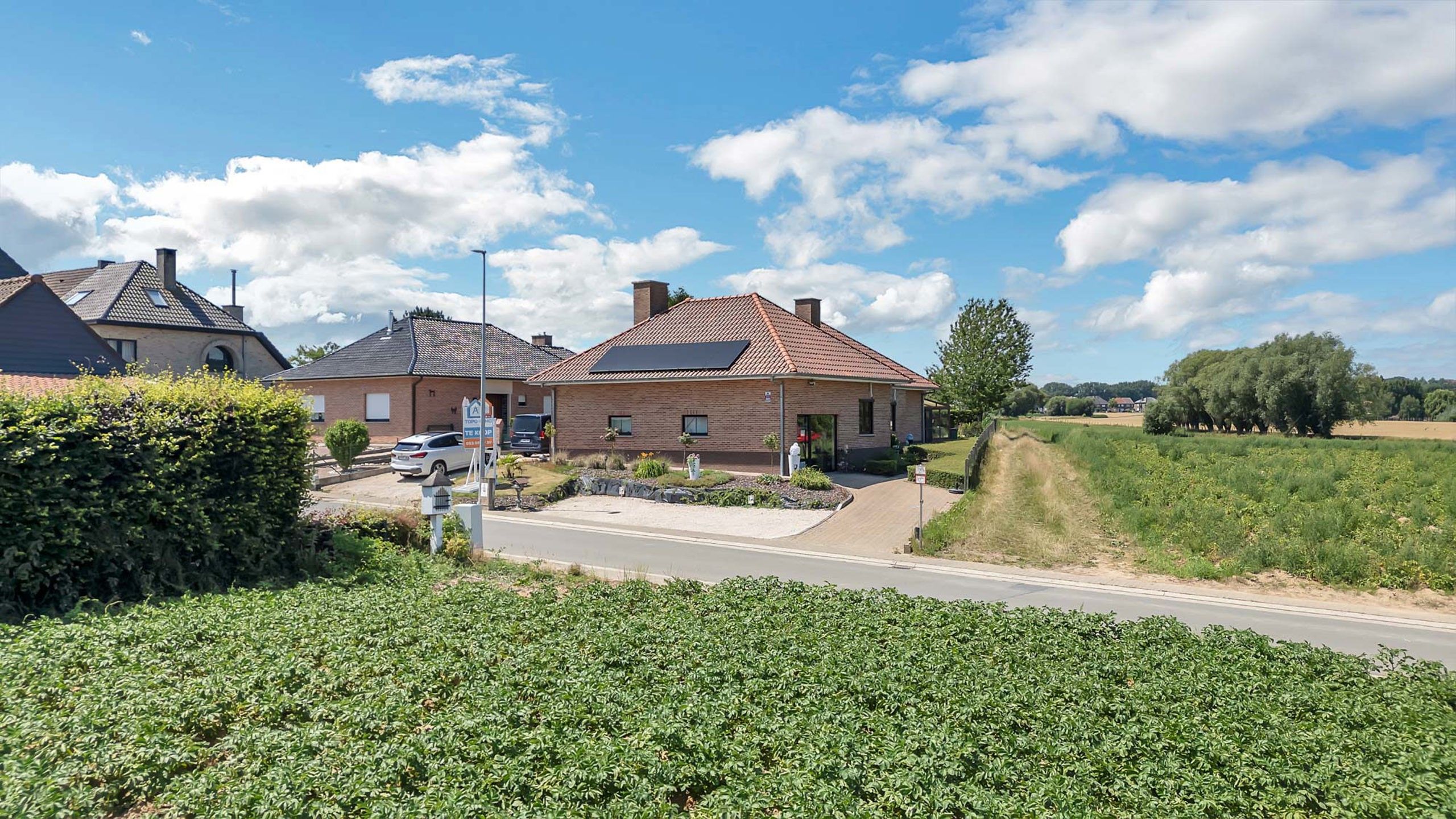 Hoofdfoto van de publicatie: Prachtig gelegen bungalow op ruim perceel te Moerbeke