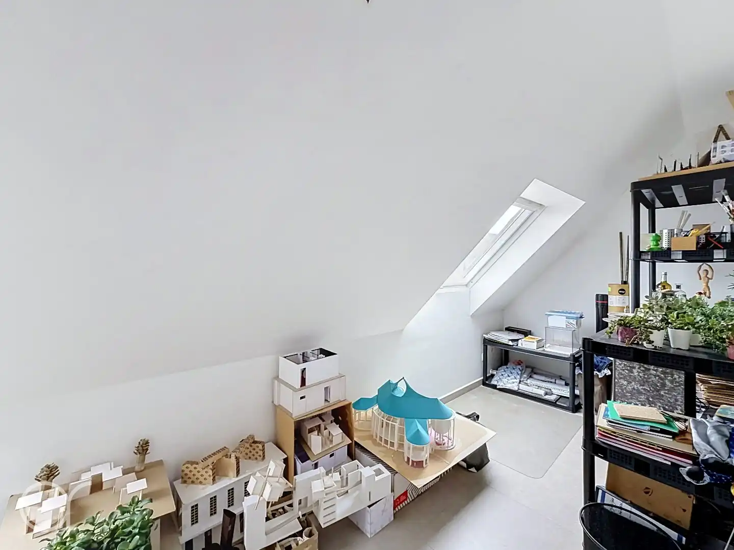 Moderne woning met terras en tuin foto 18