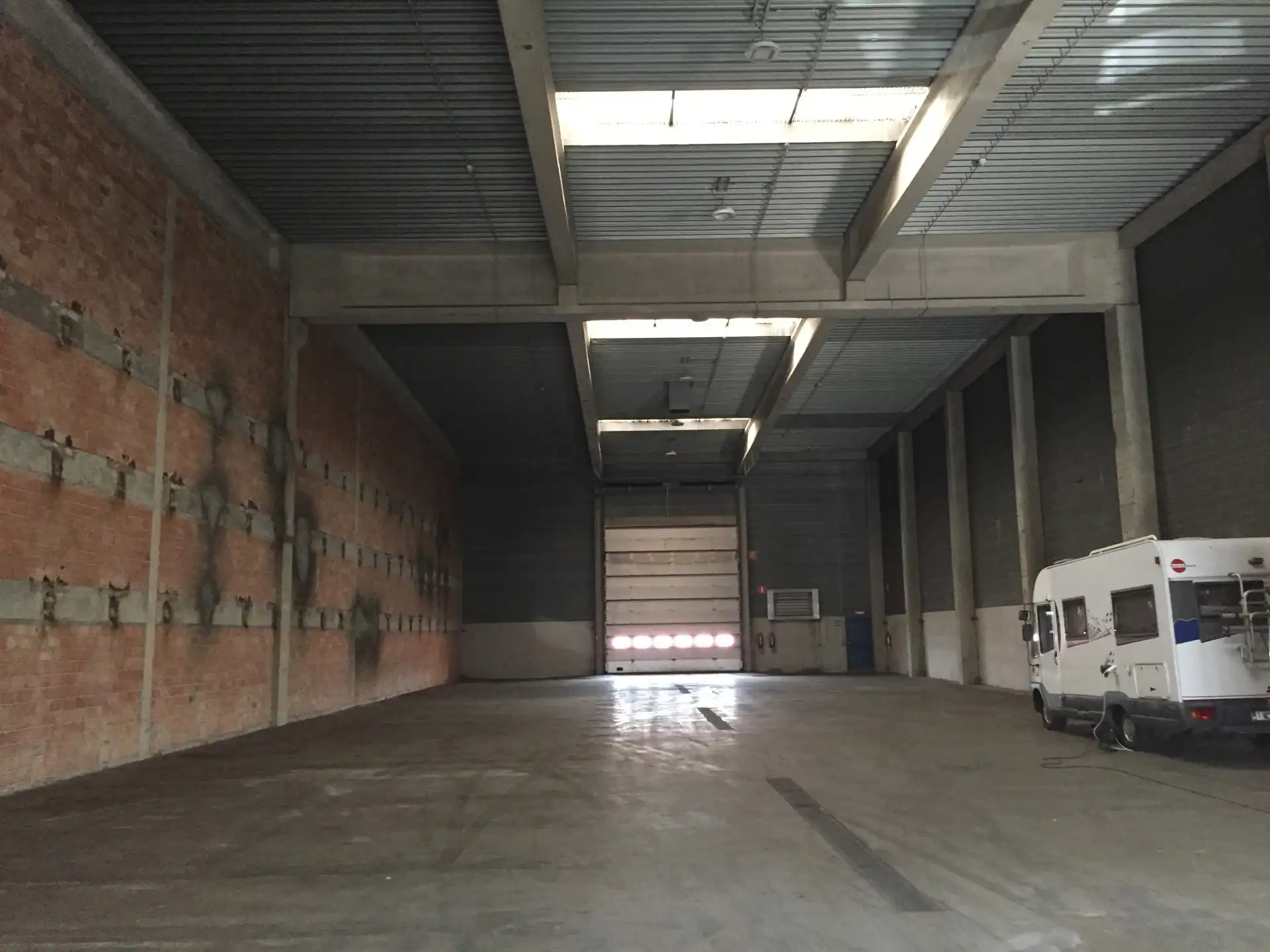 Magazijn met kantoor te huur foto 8