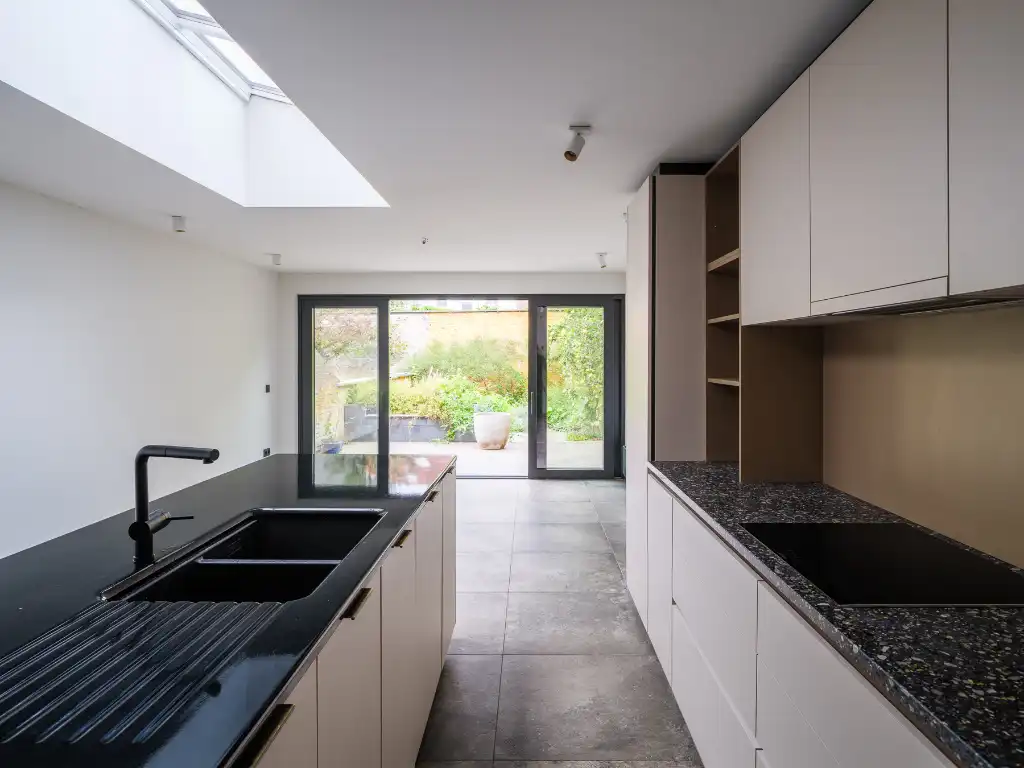Instapklare stadswoning met drie slaapkamers en aangename tuin nabij Gent-Sint-Pieters. foto 5