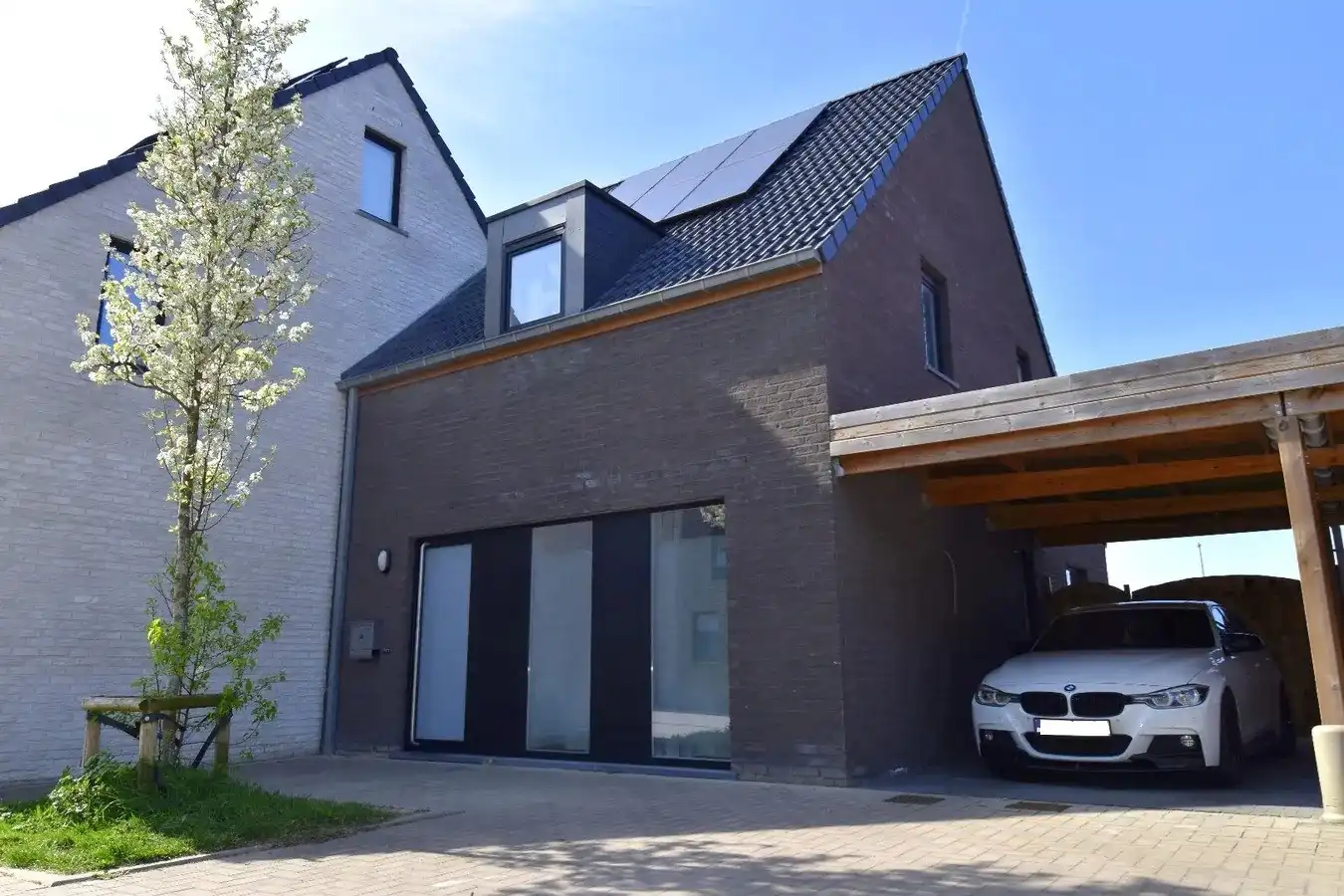 Nieuwbouwwoning met 3 slaapkamers en carport gelegen in een kindvriendelijke wijk te Heule foto {{pictureIndex}}
