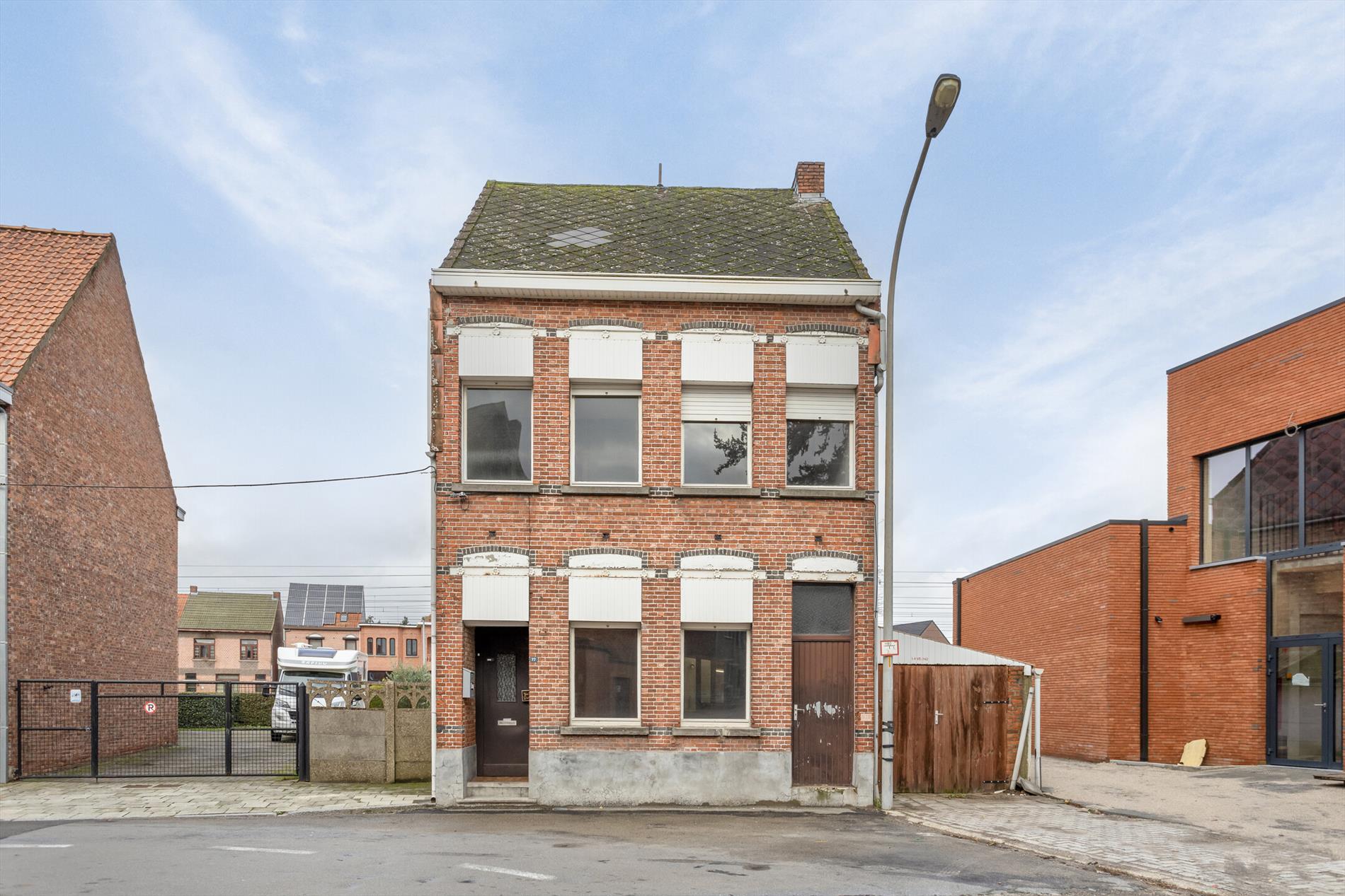 Te renoveren woning op een gunstige locatie in het centrum van Mol. foto {{pictureIndex}}