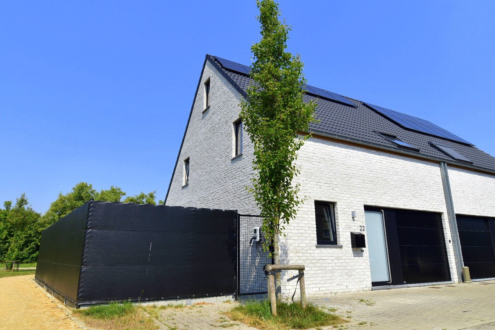 Recente gezinswoning (BJ 2022) met 3 slaapkamers en garage te Heule foto {{pictureIndex}}
