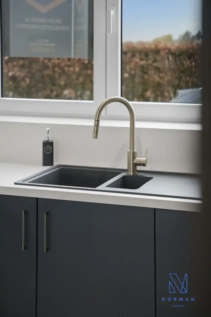 Instapklare, volledig gerenoveerde woning te koop met EPC A, uitgerust met zonnepanelen, drie slaapkamers en een aangelegde tuin. foto 12