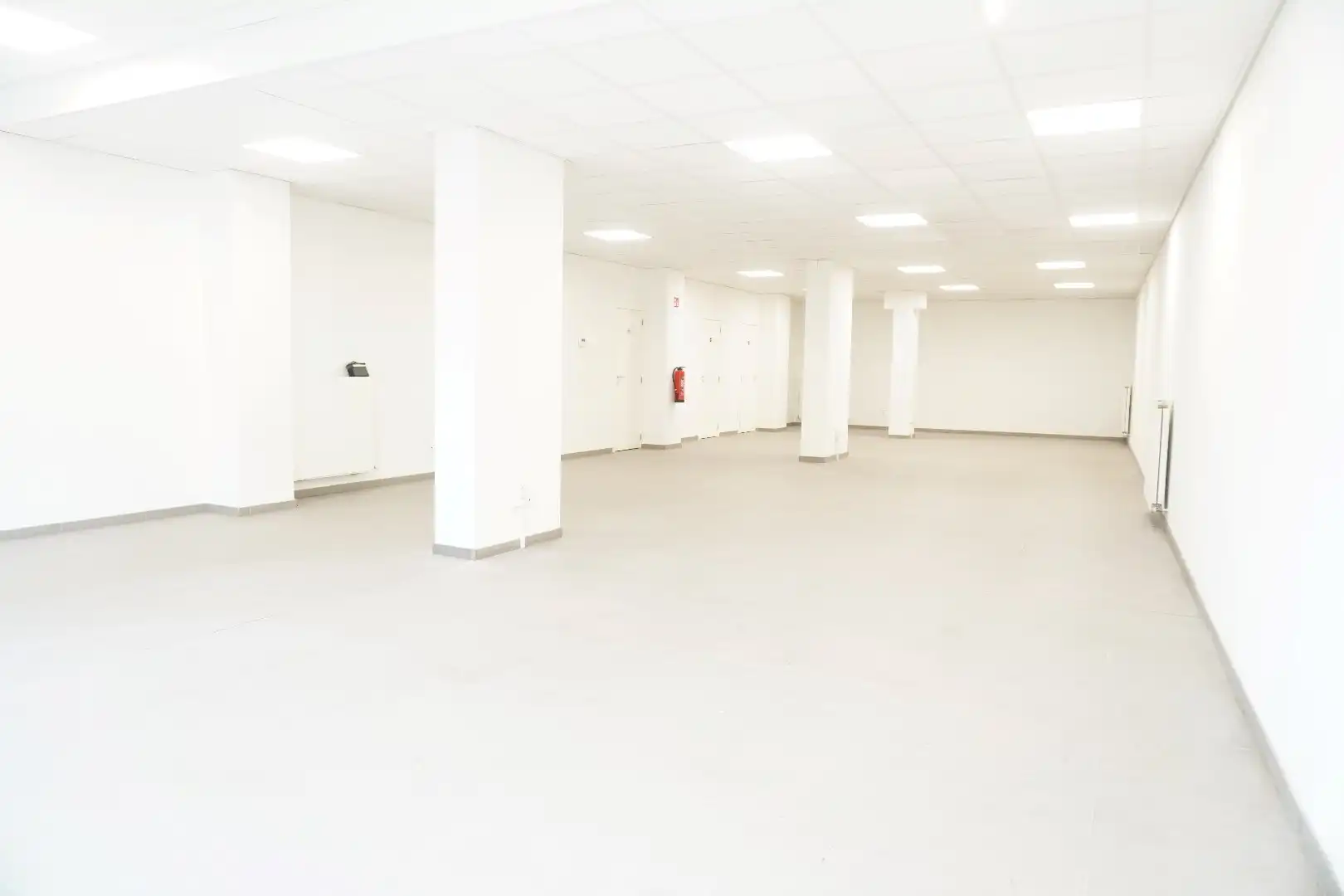 Handelspand op toplocatie aan het Stationsplein in Lokeren foto 6