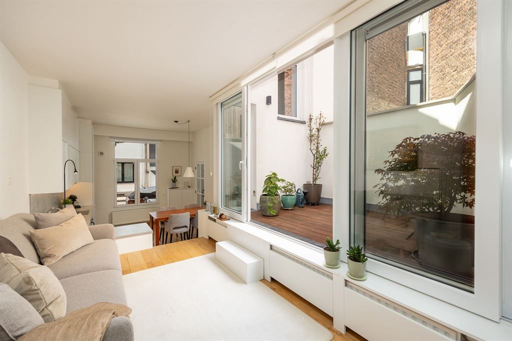 Volledig gerenoveerde woning in Oud-Berchem foto {{pictureIndex}}