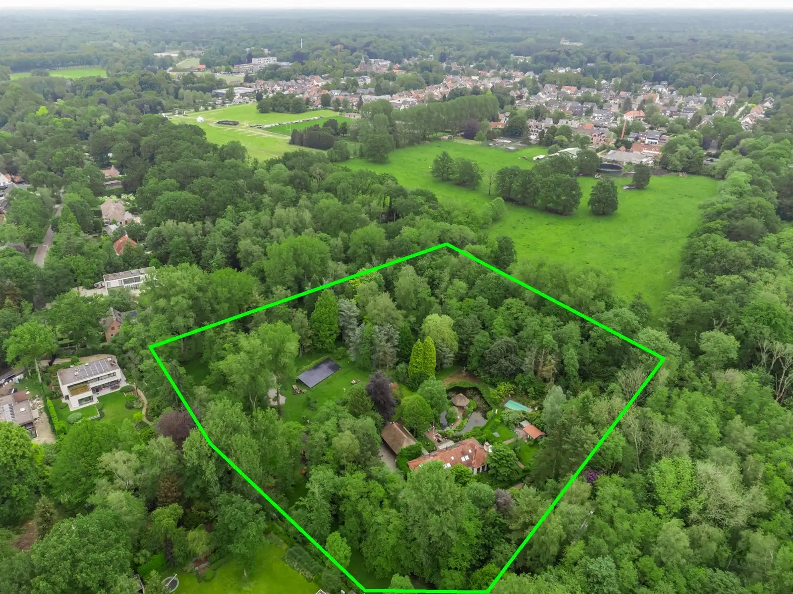 Exclusieve grond op uniek domein van 20.201 m² op een topligging foto 2