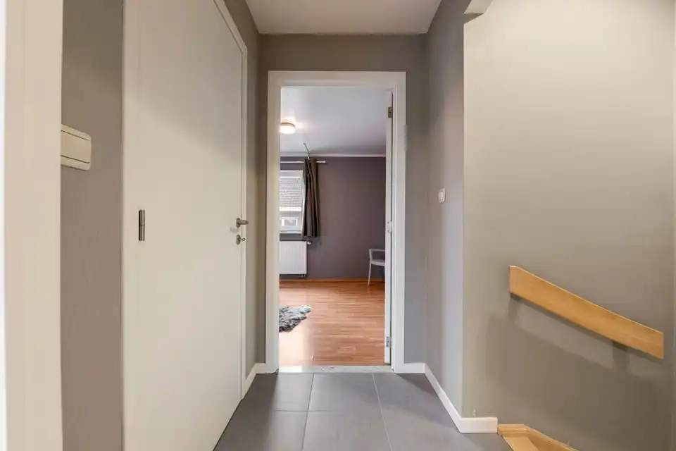 INSTAPKLARE HALFOPEN BEBOUWING MET ZONNEPANELEN EN TERRAS IN TONGEREN foto 13