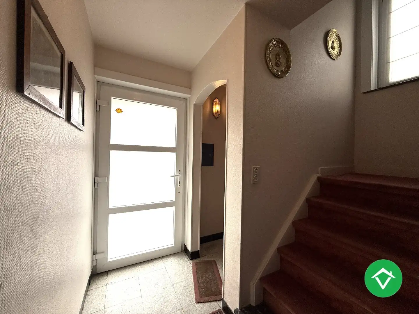 Stevige rijwoning met 4 slaapkamers, tuin en garage te Roeselare foto 2