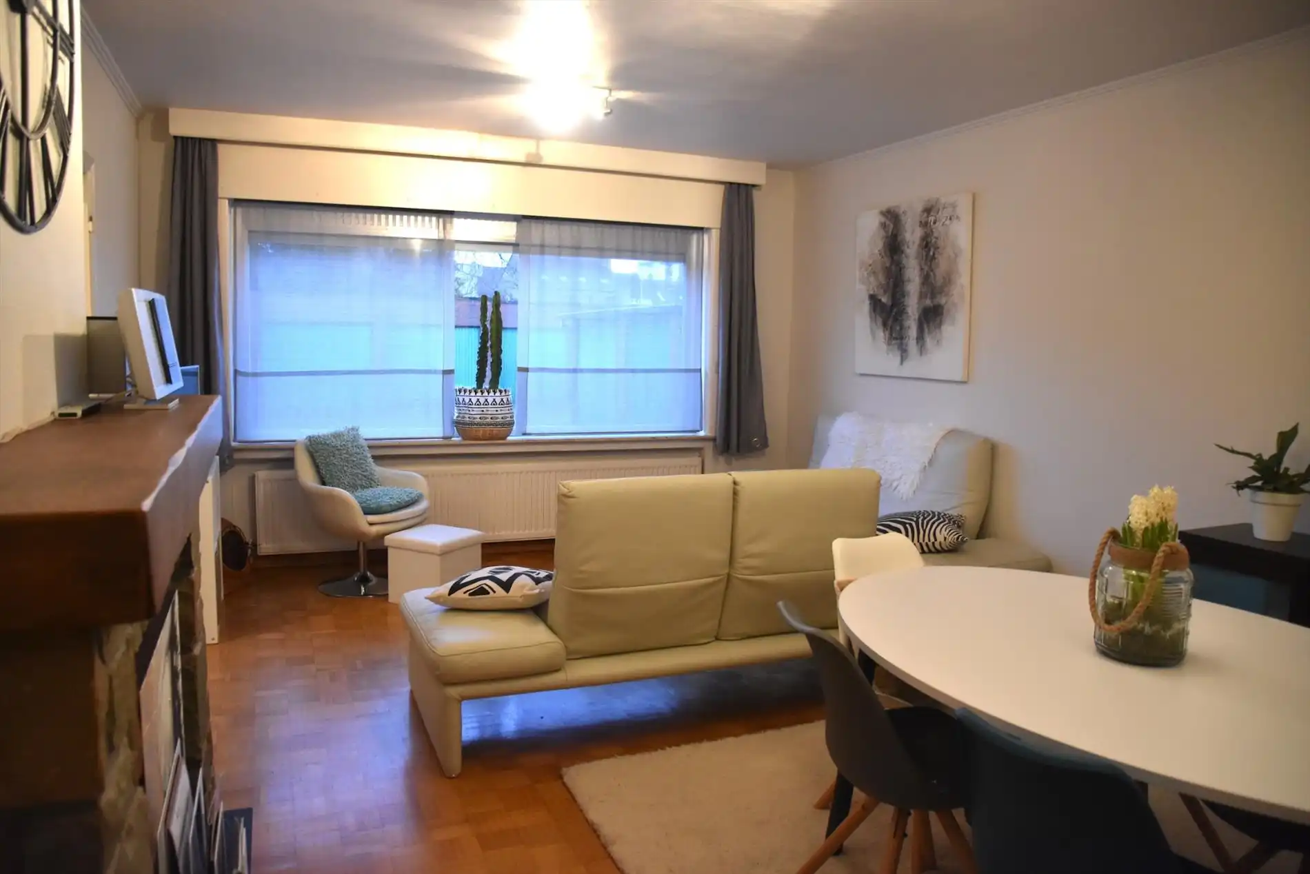 Zonrijk, ruim en gelijkvloers appartement met 2 slaapkamers, garage en zuidgericht terras … foto {{pictureIndex}}