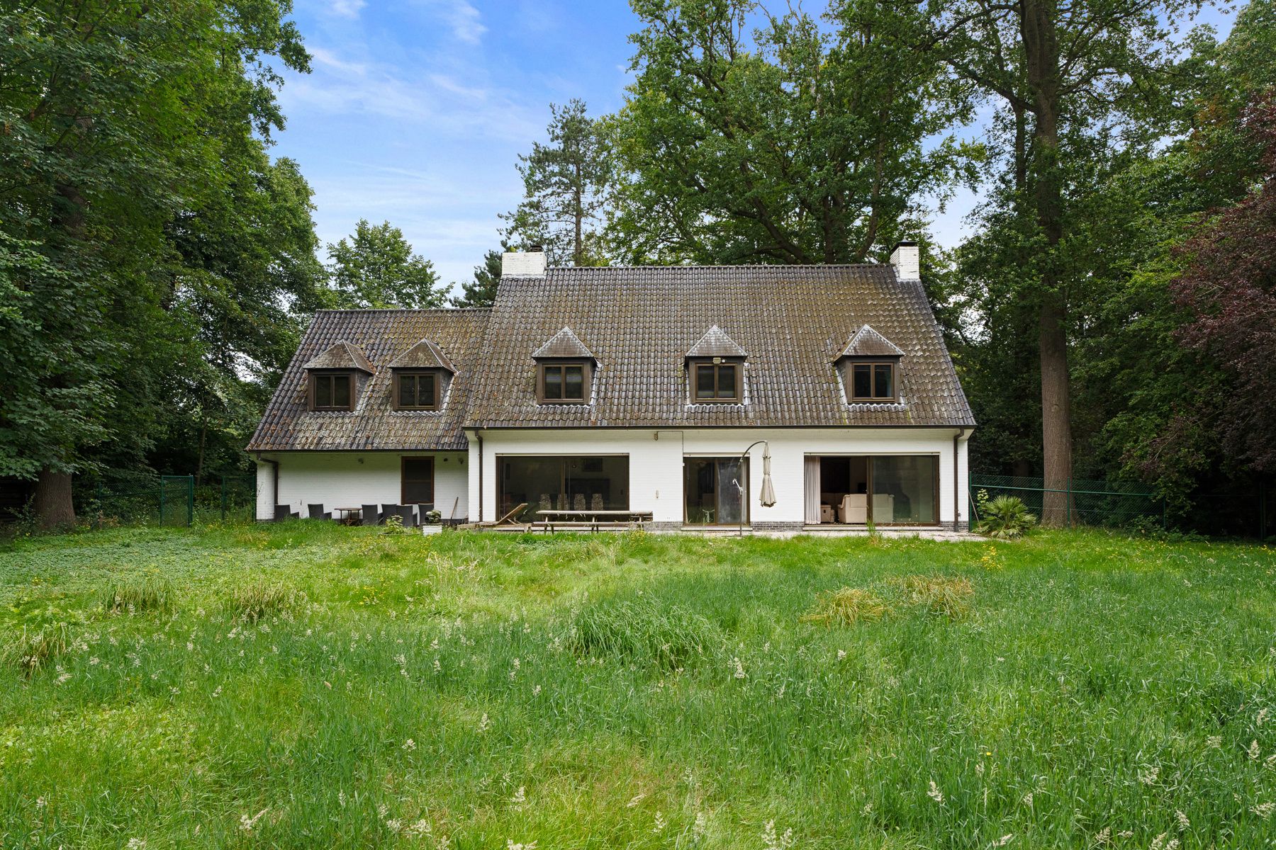 Hoofdfoto van de publicatie: Uitzonderlijk landhuis op een exclusief perceel van 4.490 m²