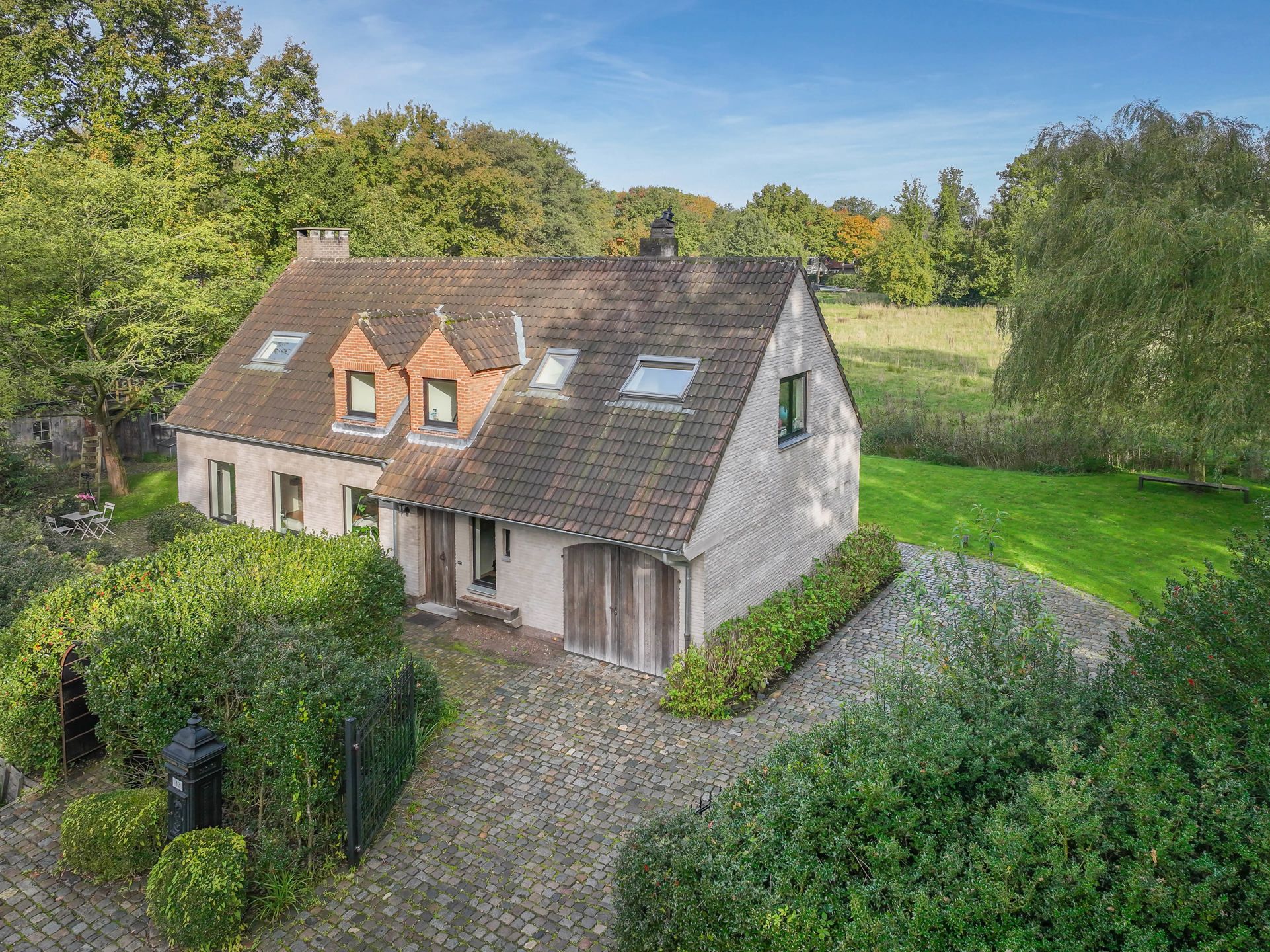 Charmante woning omringd door ca 6000m² aan prachtige natuur foto 2