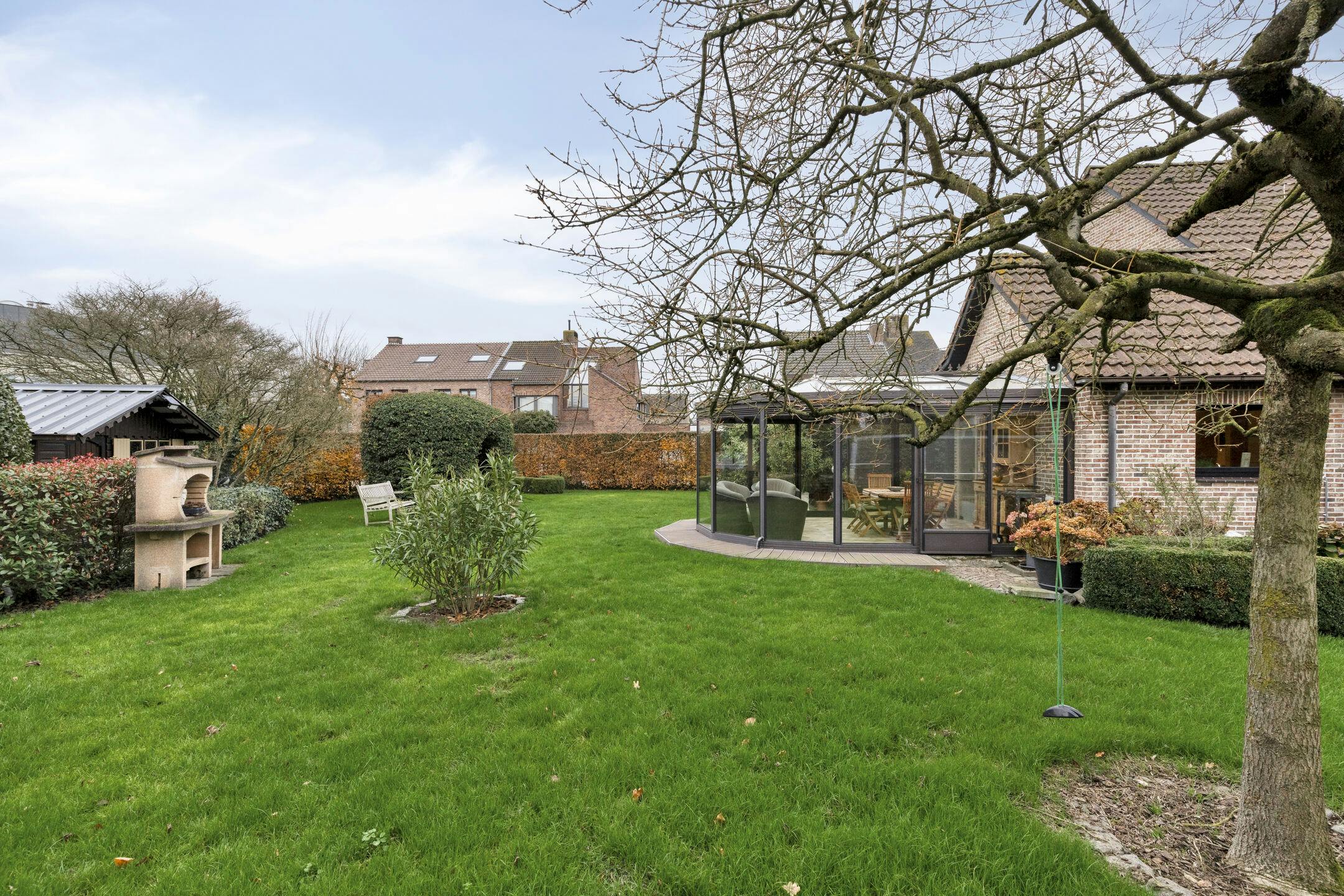 Mooie villa met schitterende tuin in residentiële woonwijk foto 32