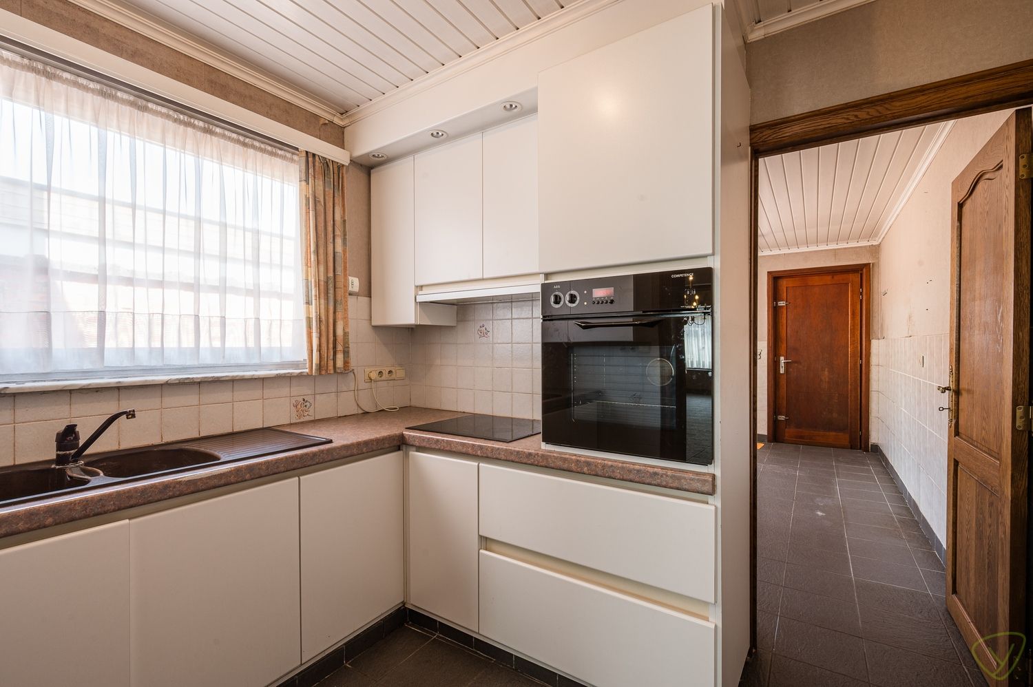 Te renoveren gezinswoning met zonnige tuin op rustige locatie foto 6