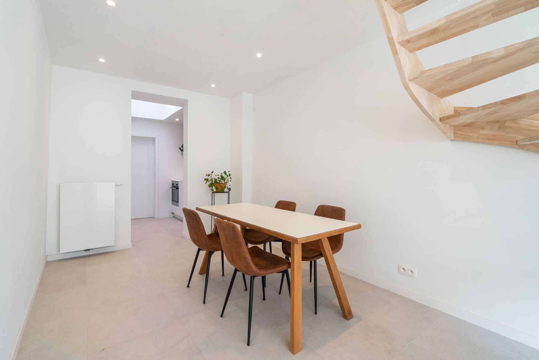 Gerenoveerde woning met zonnepanelen nabij het centrum foto 4