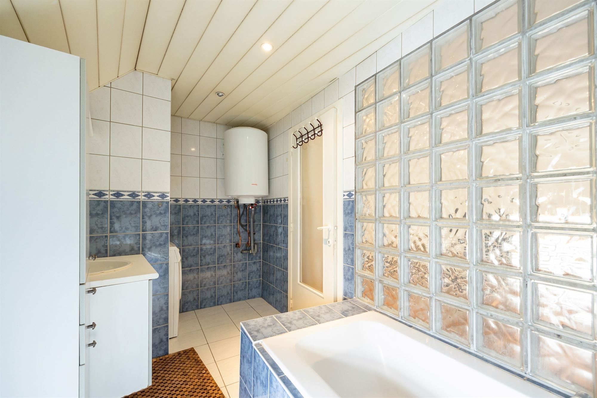 Woning met garage/ruime opslagplaats foto 11