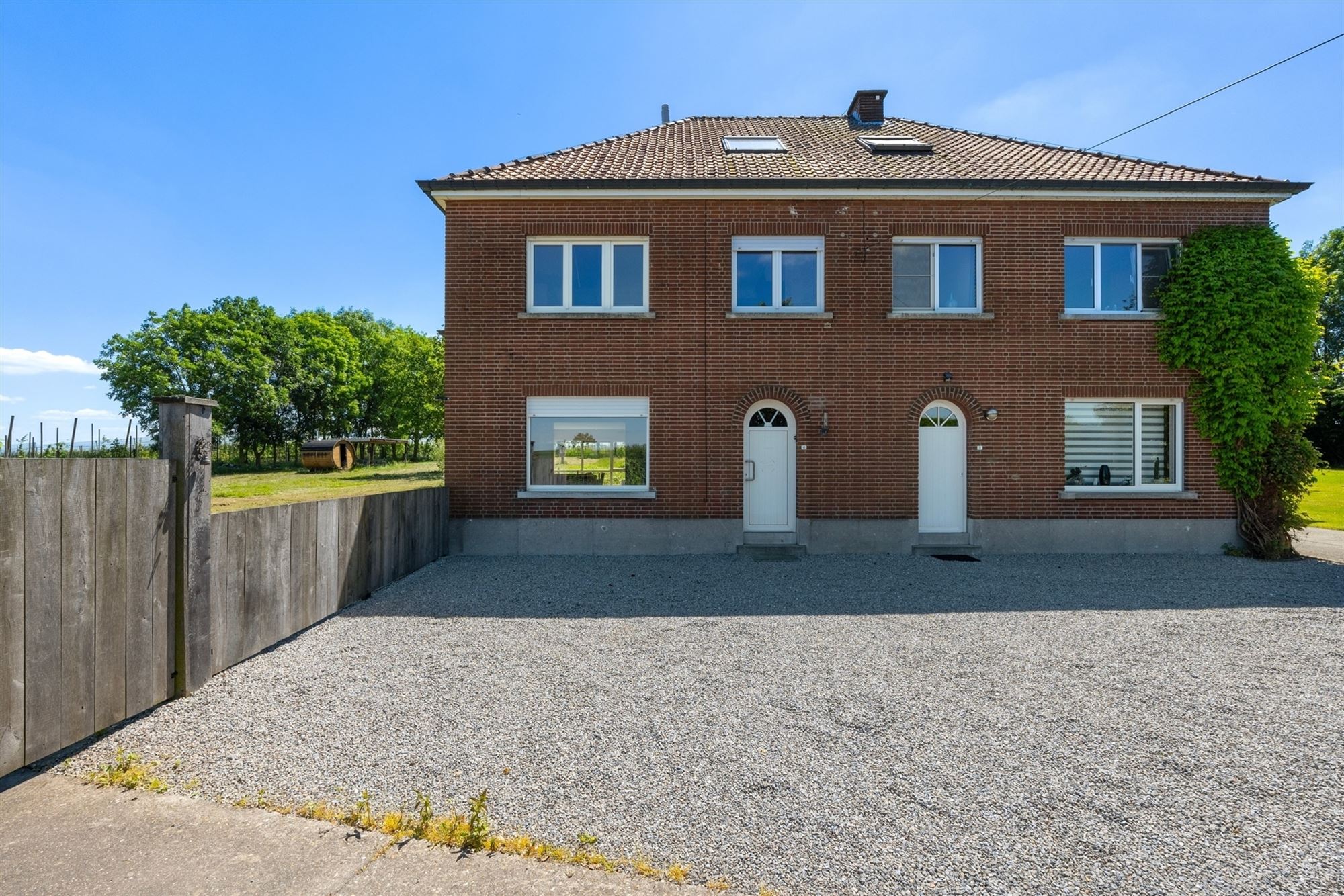 WONING MET VEEL POTENTIEEL OP EEN PERCEEL GROND VAN 35A EN DE MOGELIJKHEID TOT HET BIJKOPEN VAN BIJNA 2HA WEI foto 4