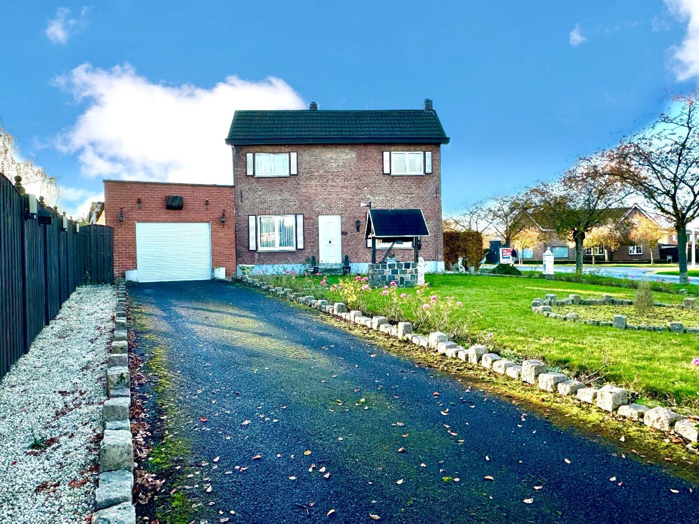 TE RENOVEREN WONING MET 4 SLPKS, TUIN EN DUBBELE GARAGE foto 2