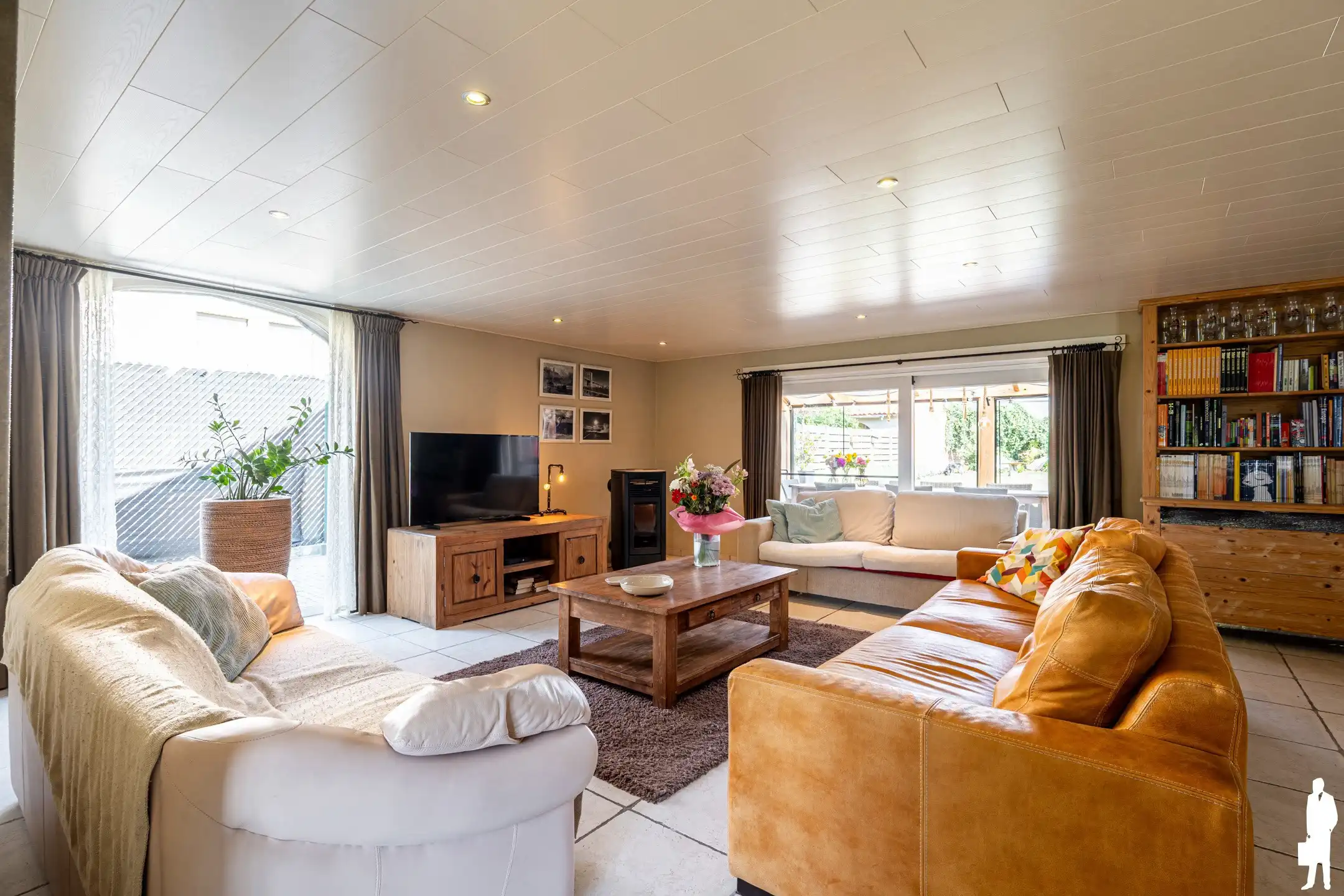 Vrijstaande villa met 4 slpk. gelegen op de dijk van kanaal  foto 5