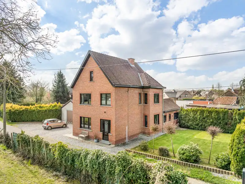 Hoofdfoto van de publicatie: Uniek gelegen gezinswoning met bijgebouw op 8are